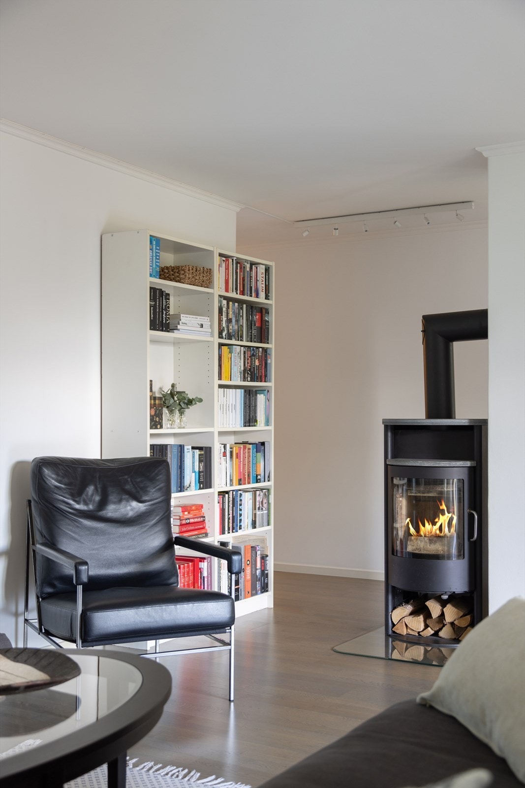 Med en nydelig vedovn i stuen kan man varme seg på kalde vinterdager. Galleribilde