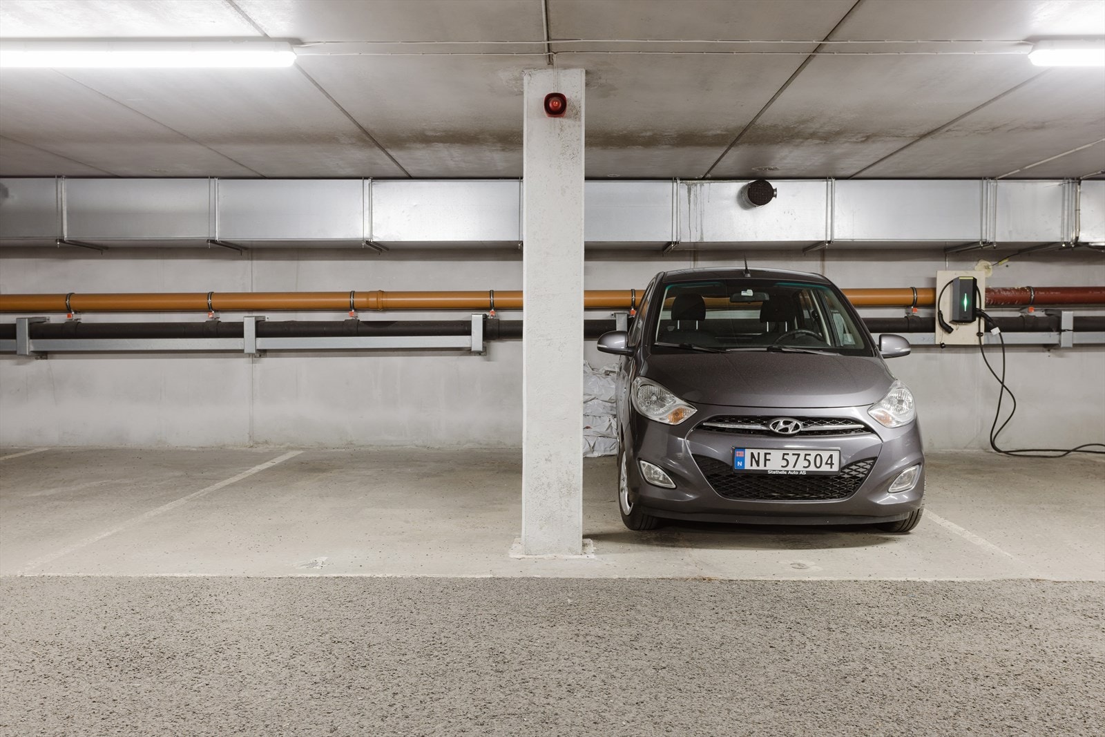 Leiligheten disponerer 2 parkeringsplasser med mulighet for å installere lader i felles garasjeanlegg. Det er også 5 gjesteparkeringer. Galleribilde