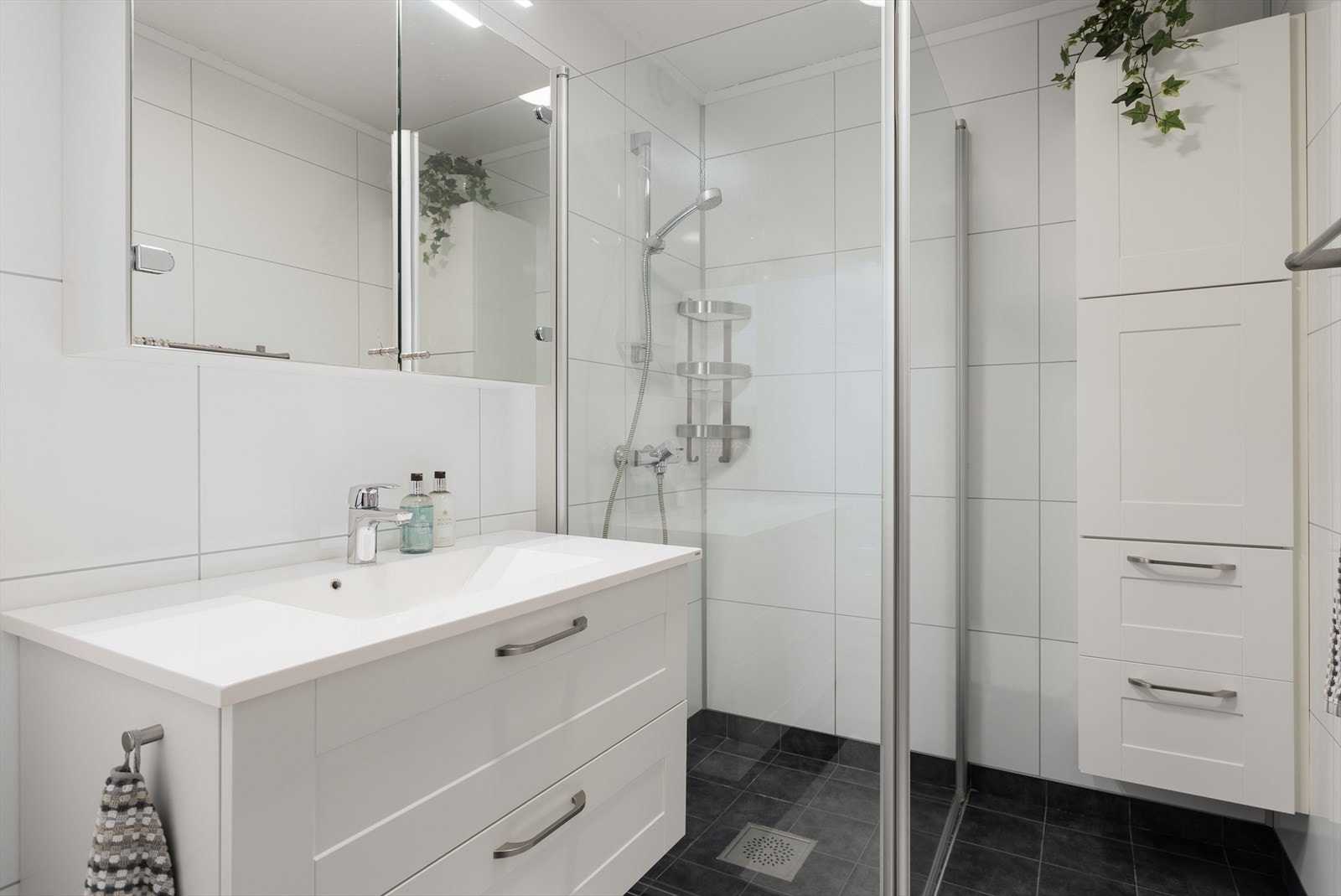 Baderommet er nytt fra 2017 med flislagt gulv med varmekabler og våtrommsplater på veggene. Galleribilde