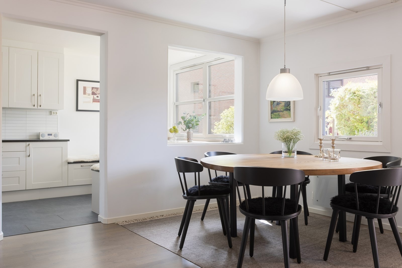 Lekkert og plassbebygd eikebord med plass til mange gjester medfølger boligen. Galleribilde