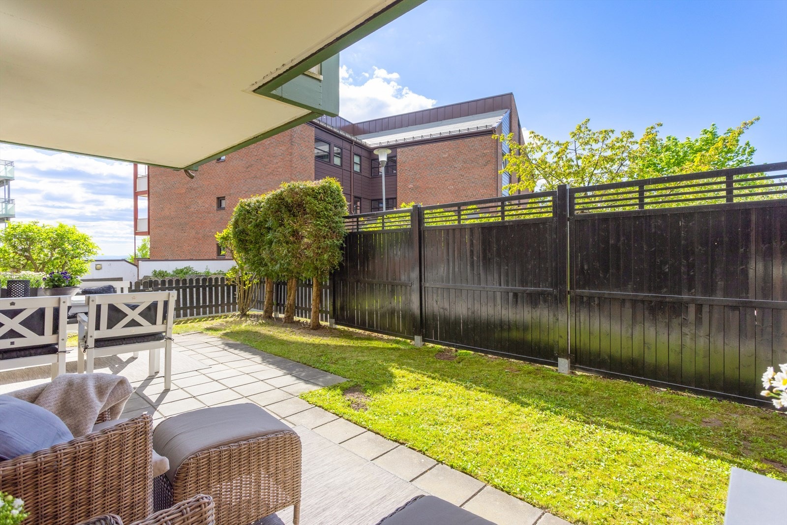 Lite innsyn gjør dette til en skjermet oase rett utenfor boligen. Galleribilde