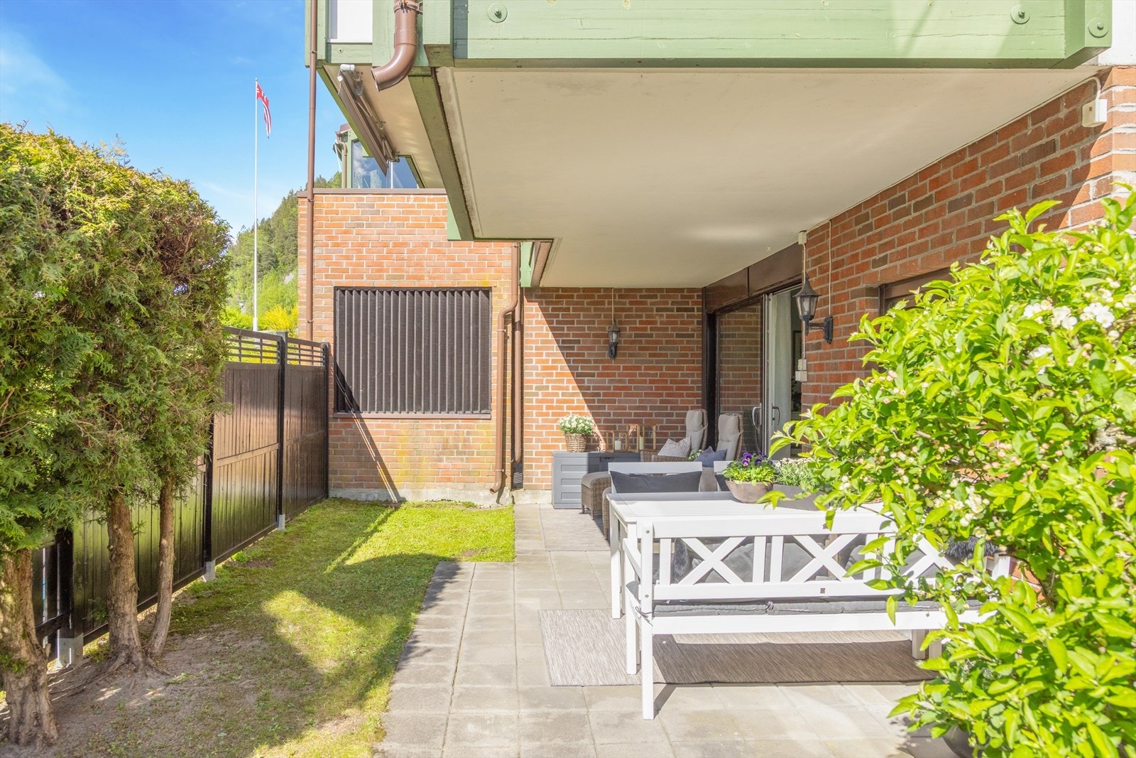 Her får du tilgang på en fantastisk uteplass på hele 39kvm med flotte solforhold. Galleribilde