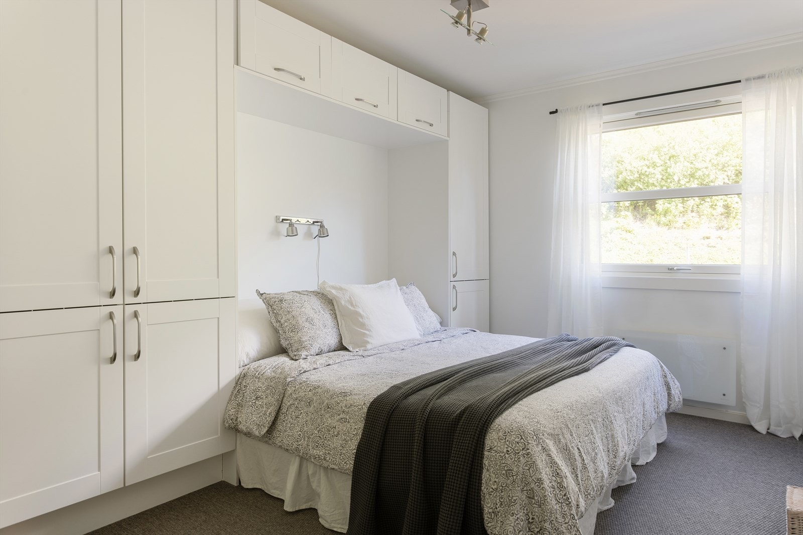 Hovedsoverommet har god plass til dobbeltseng og mye oppbevaringsplass. Galleribilde