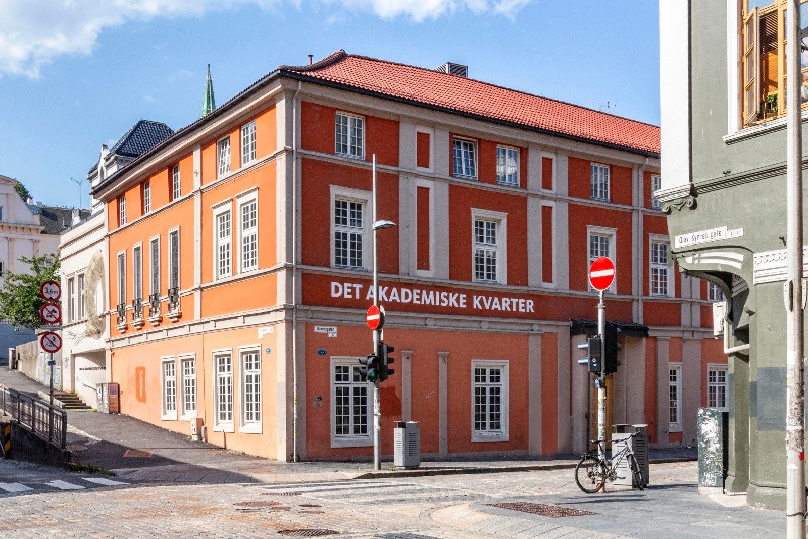 Med gangavstand til Universitetet i Bergen, utdanningsinstitusjoner, er beliggenheten helt ideell for studenter. Galleribilde