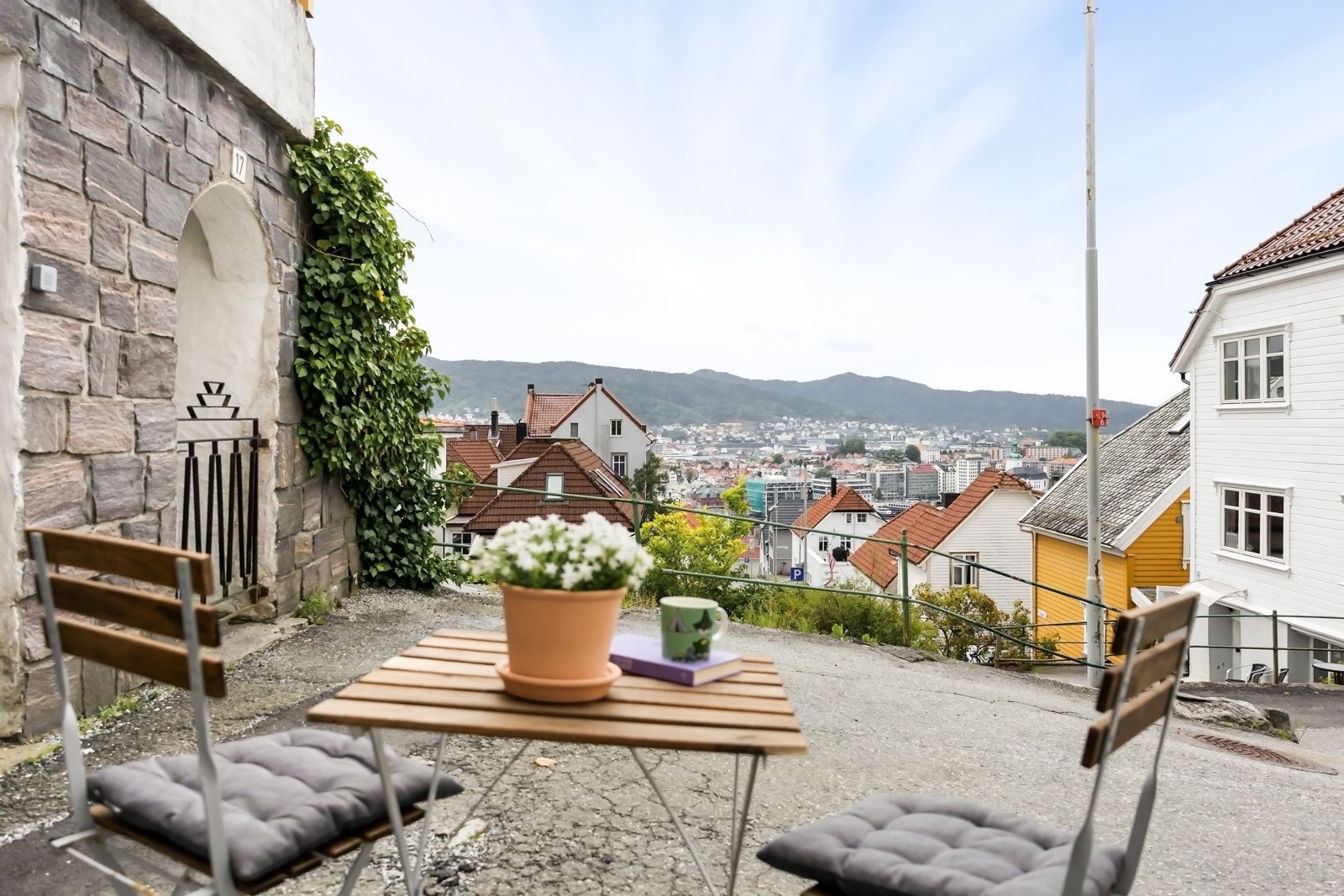 Like utenfor kan man nyte en rykende varm kopp kaffe til denne herlige utsikten. Galleribilde
