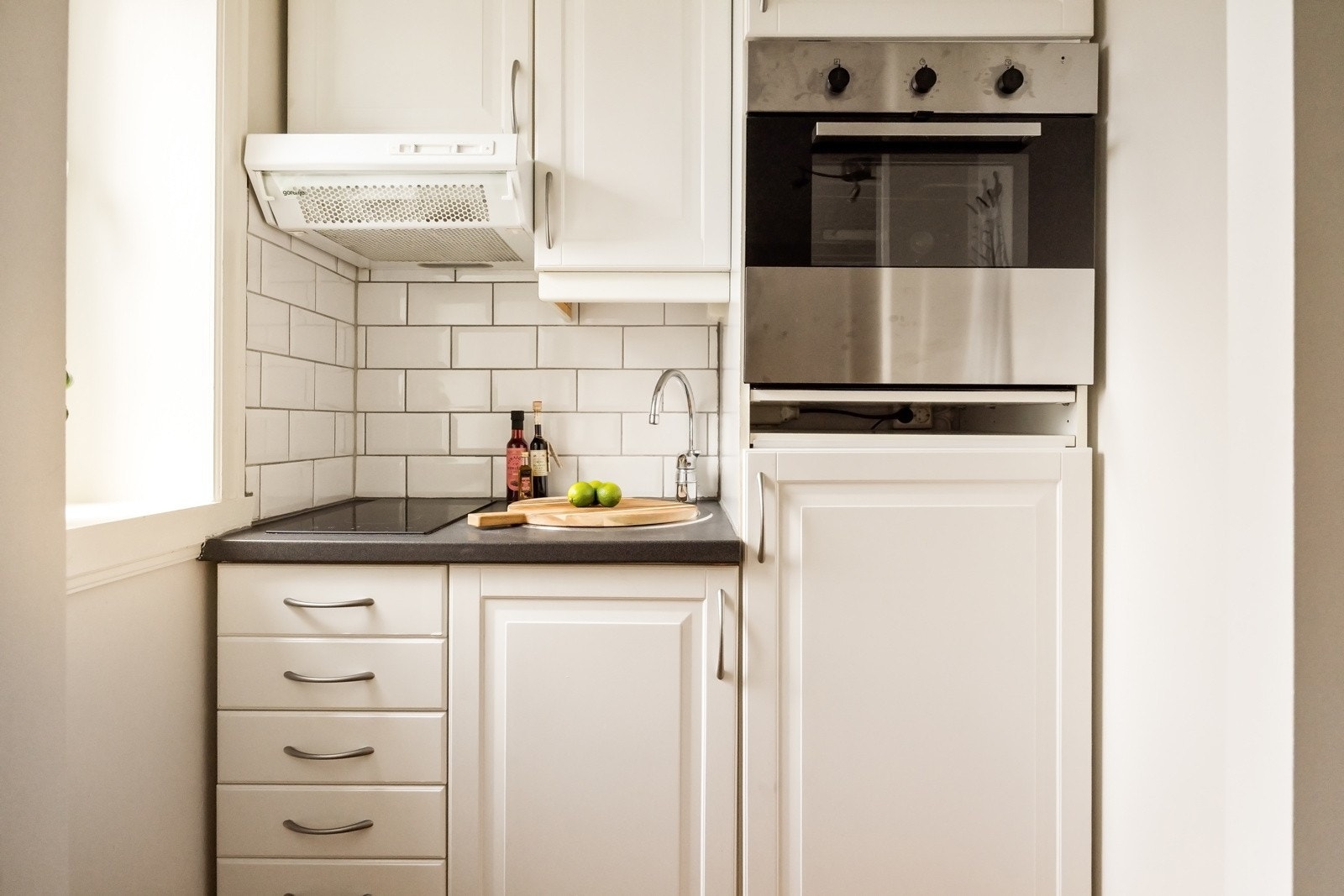 På kjøkkenet er det en lys og tidløs kjøkkeninnredning fra Ikea med profilerte fronter, benkeplate i laminat og nedfelt stålvask med ett-greps blandebatteri. Galleribilde