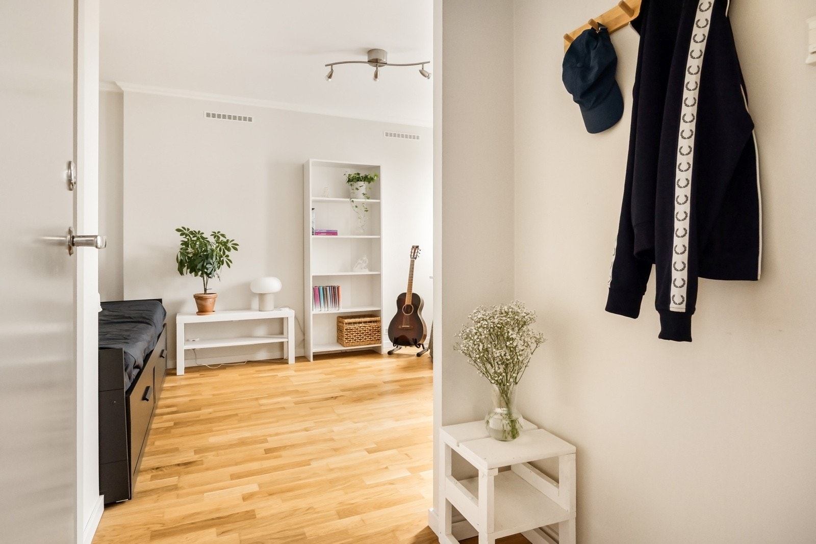 Idet du åpner døren og trer inn, blir du møtt av en lys og innbydende entré med plass til å sette fra seg skoene og henge fra seg ytterjakken. Galleribilde