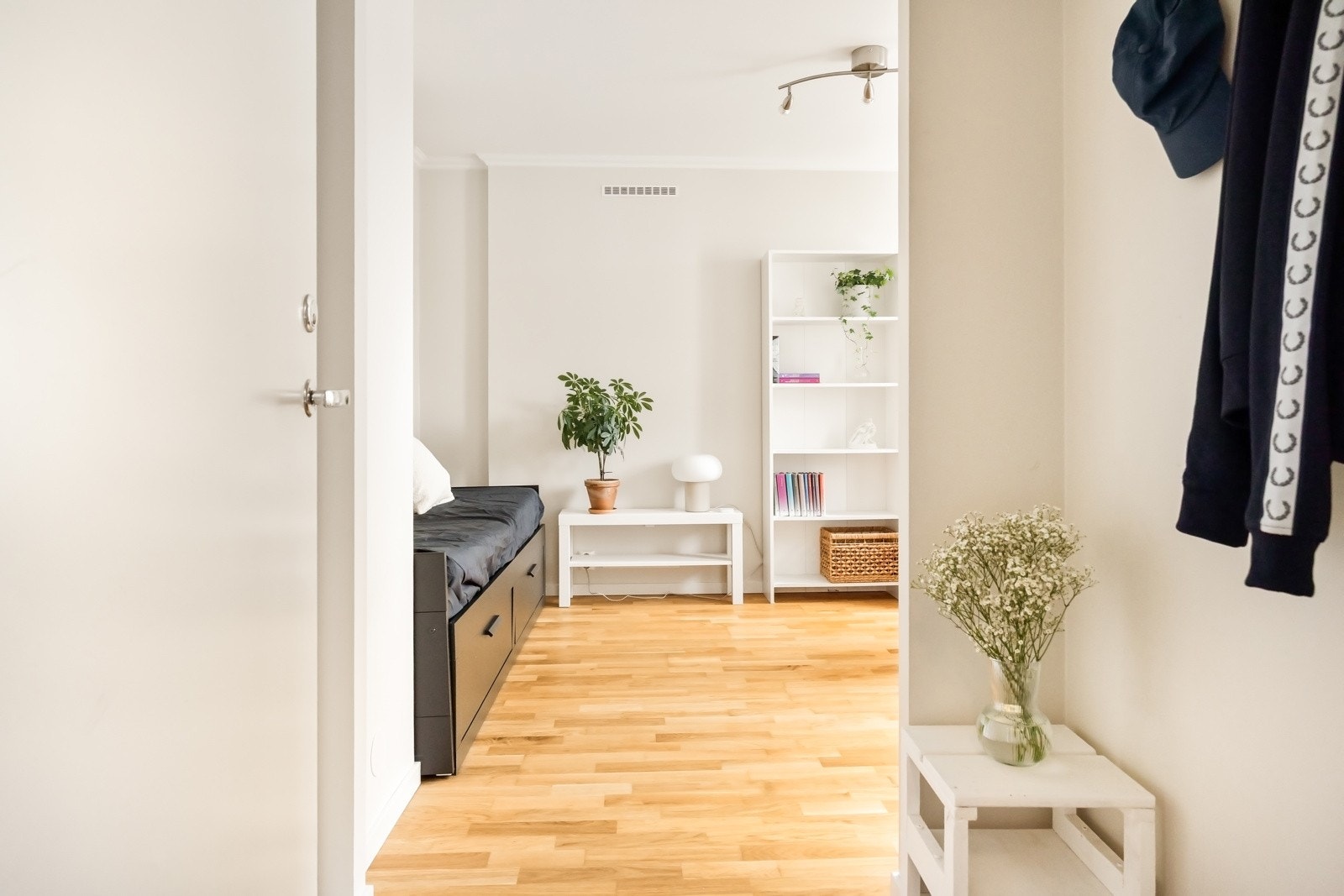 Videre rusler du inn i oppholdsrommet som fungerer som både stue og soveplass. Galleribilde