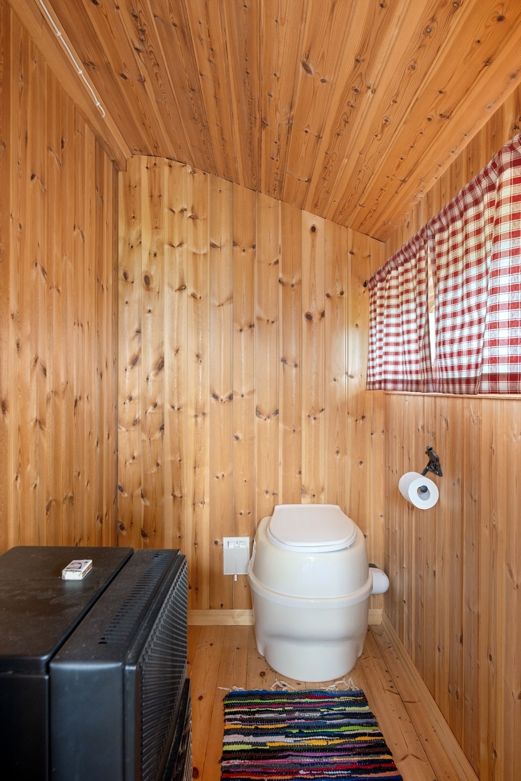 Det er etablert separett hyttetoalett. Galleribilde