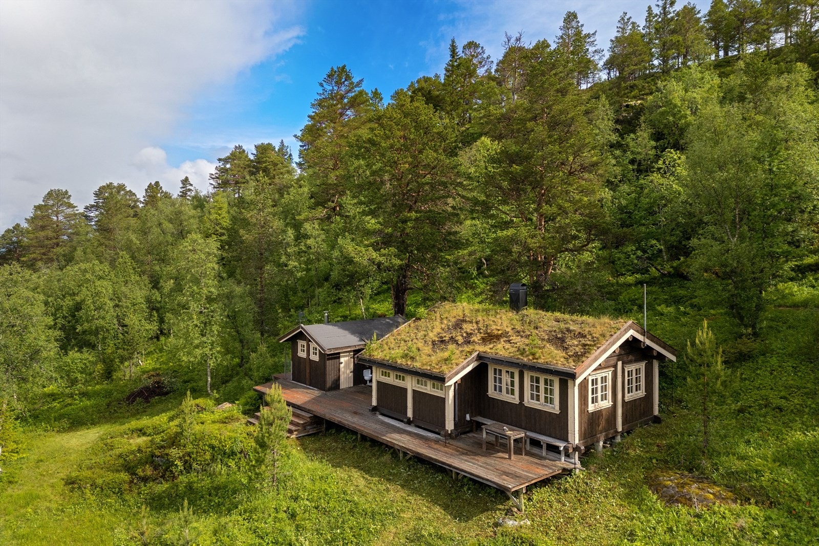 Terrassen strekker seg mellom hytten og annekset. Galleribilde