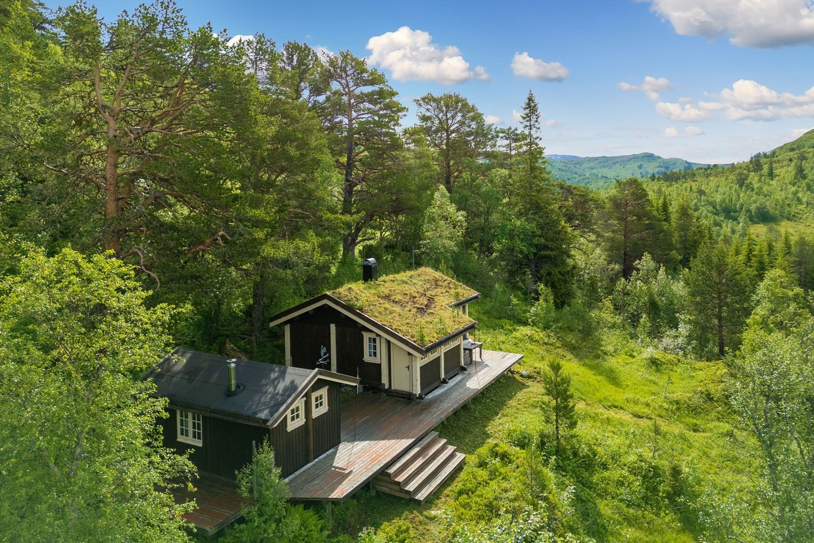 Hytten ligger i naturskjønne omgivelser. Galleribilde