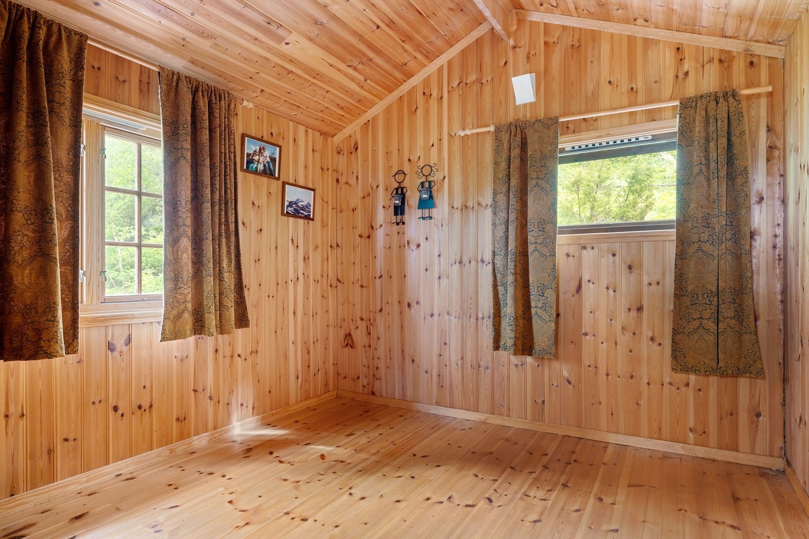 Stuen i annekset er benyttet som soverom fra dagens eier. Galleribilde