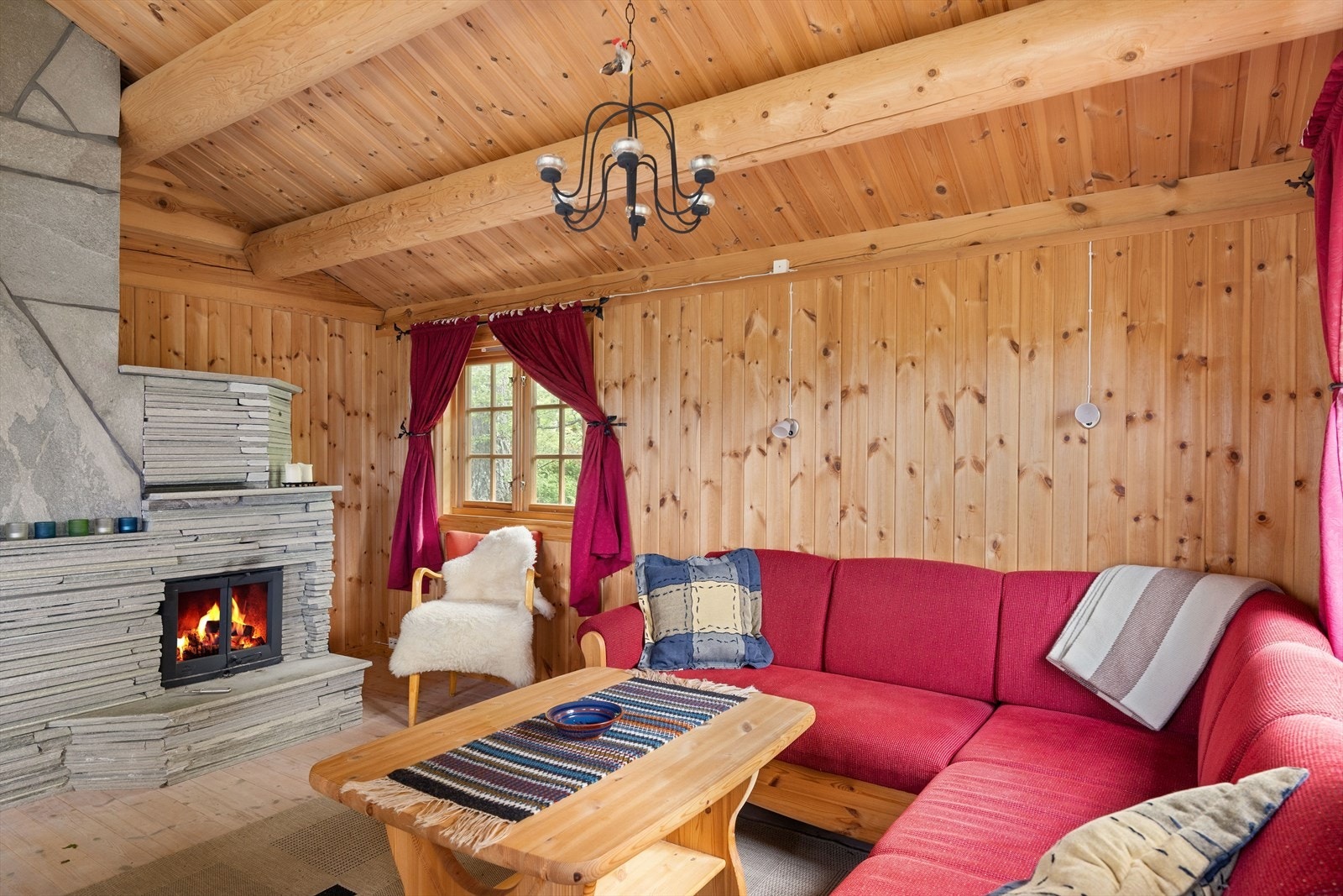 Boligen varmes opp med vedfyring. Galleribilde