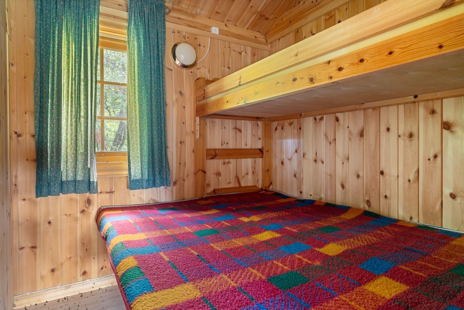 Soverommet i hytten er det etablert køyeseng. Galleribilde