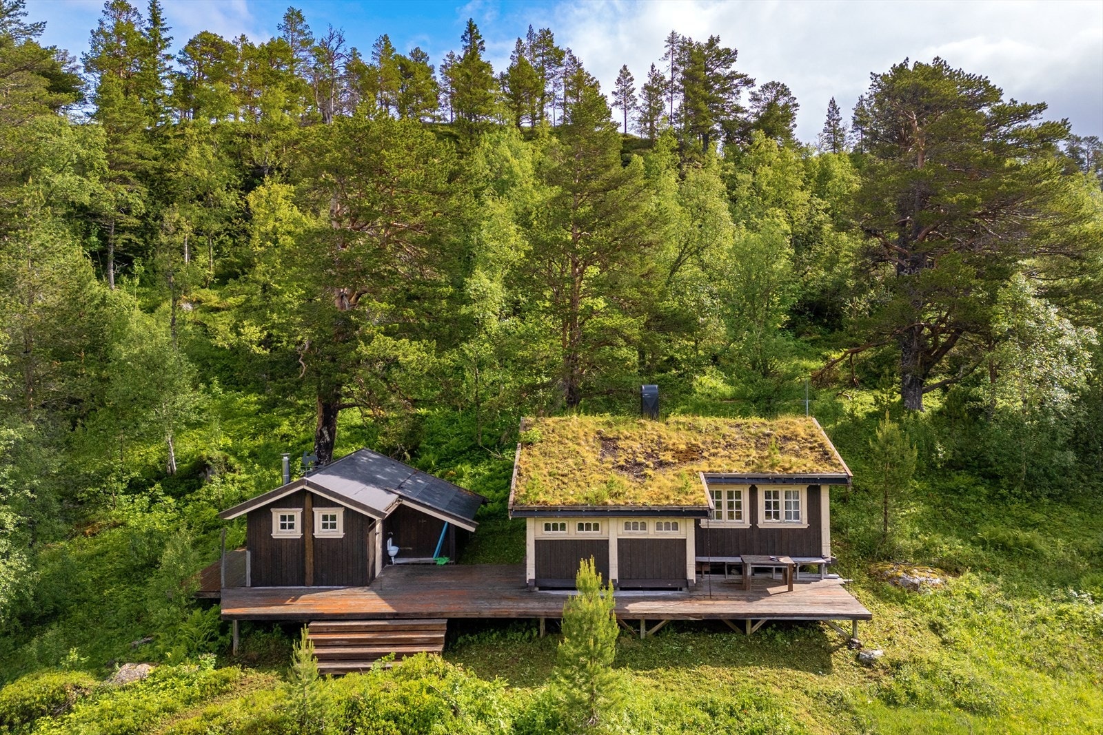 Aktiv Eiendomsmegling v/Christian Drøyvold har gleden av å presentere Snausvegen 446 - en sjarmerende hytte i flotte omgivelser. Galleribilde