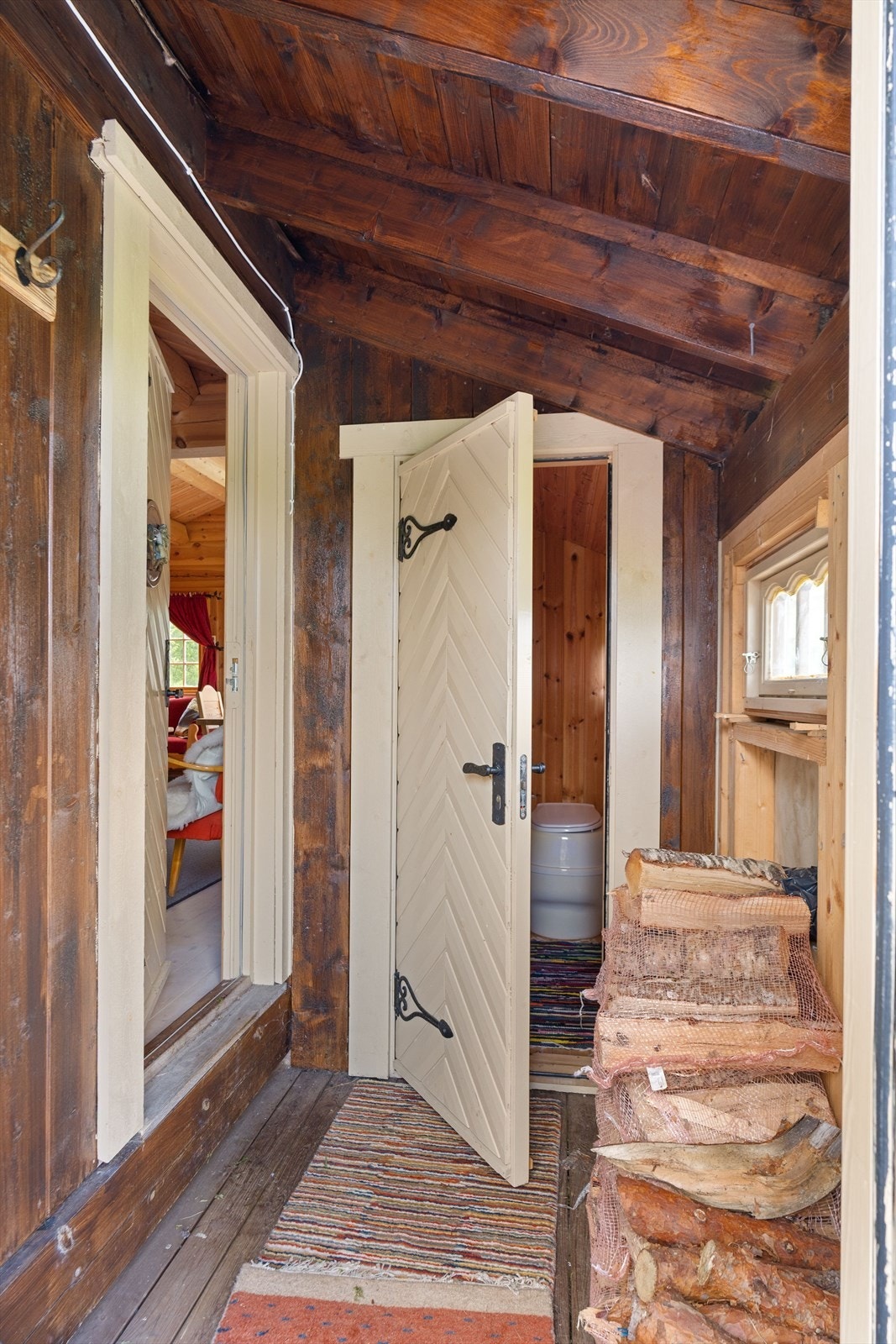 I hyttens vindfang så finner man eget toalettrom. Galleribilde