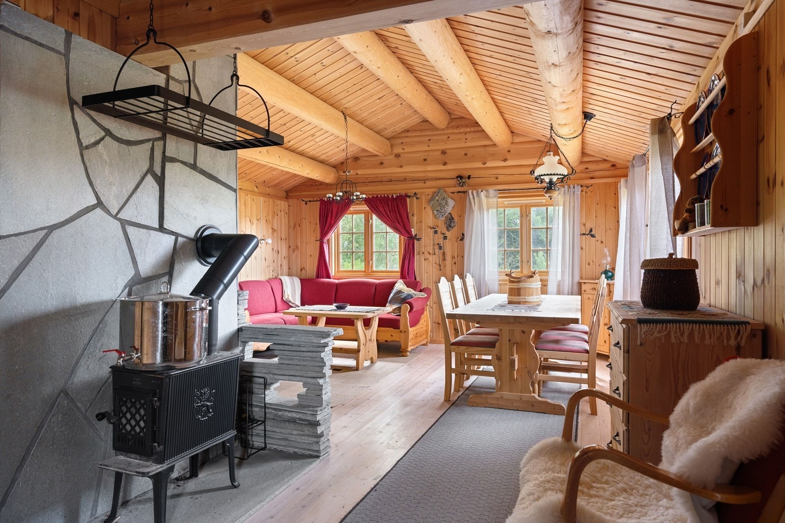 Det er to vedovner i stuen/kjøkkenområdet. Galleribilde