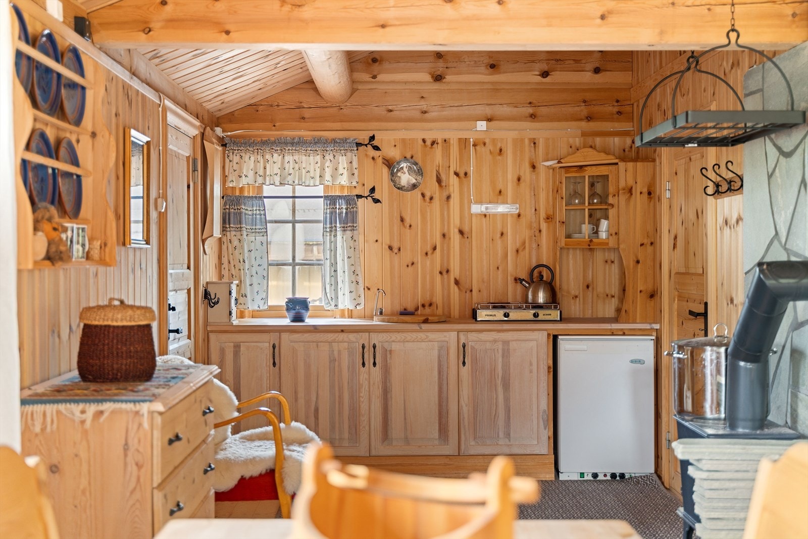 Flott kjøkkeninnredning med vindu som sørger for natrulig lysinnslipp. Galleribilde