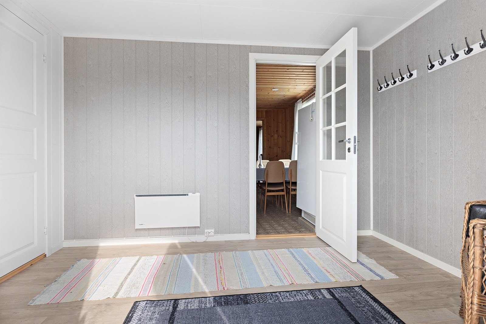 Stor gang med god plass til å sette inn skap - 1.etg. Galleribilde