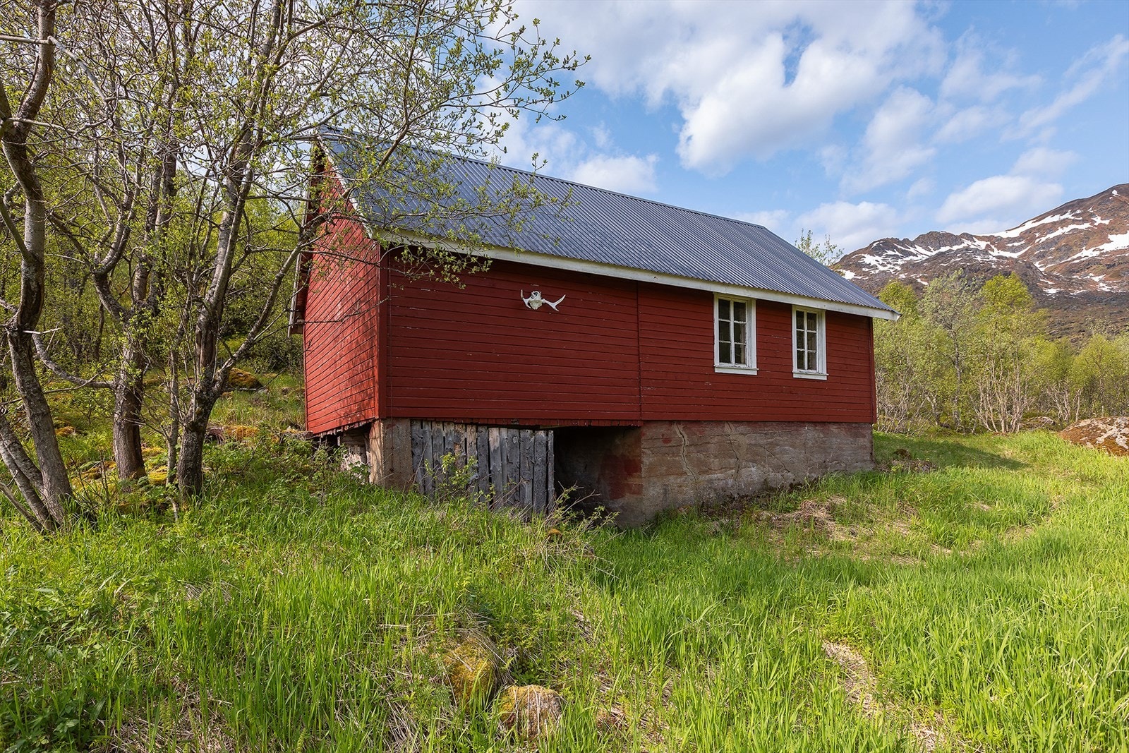 Tidligere fjøs som nå brukes som lager Galleribilde