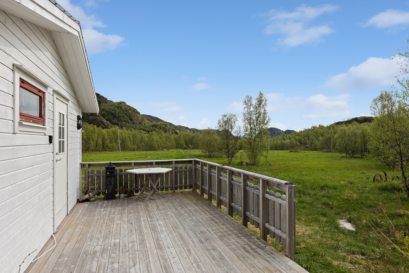 Flott terrasse like ved inngangen Galleribilde