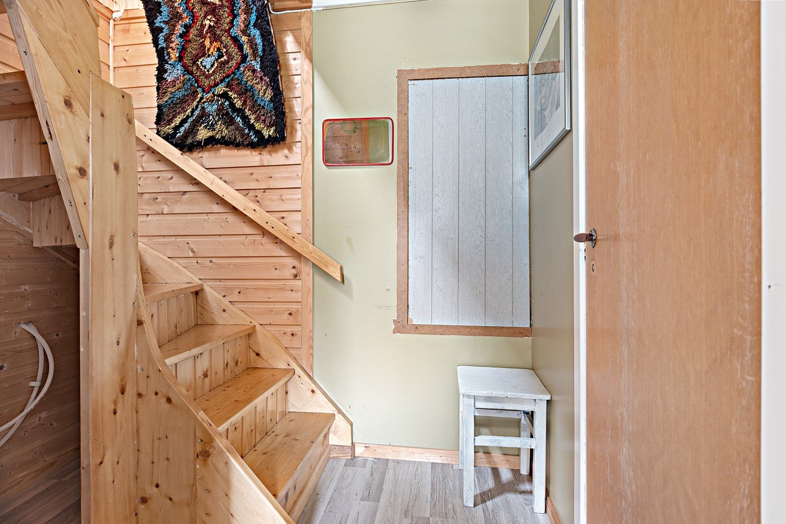 Gang med trapp opp til loftsetasje Galleribilde