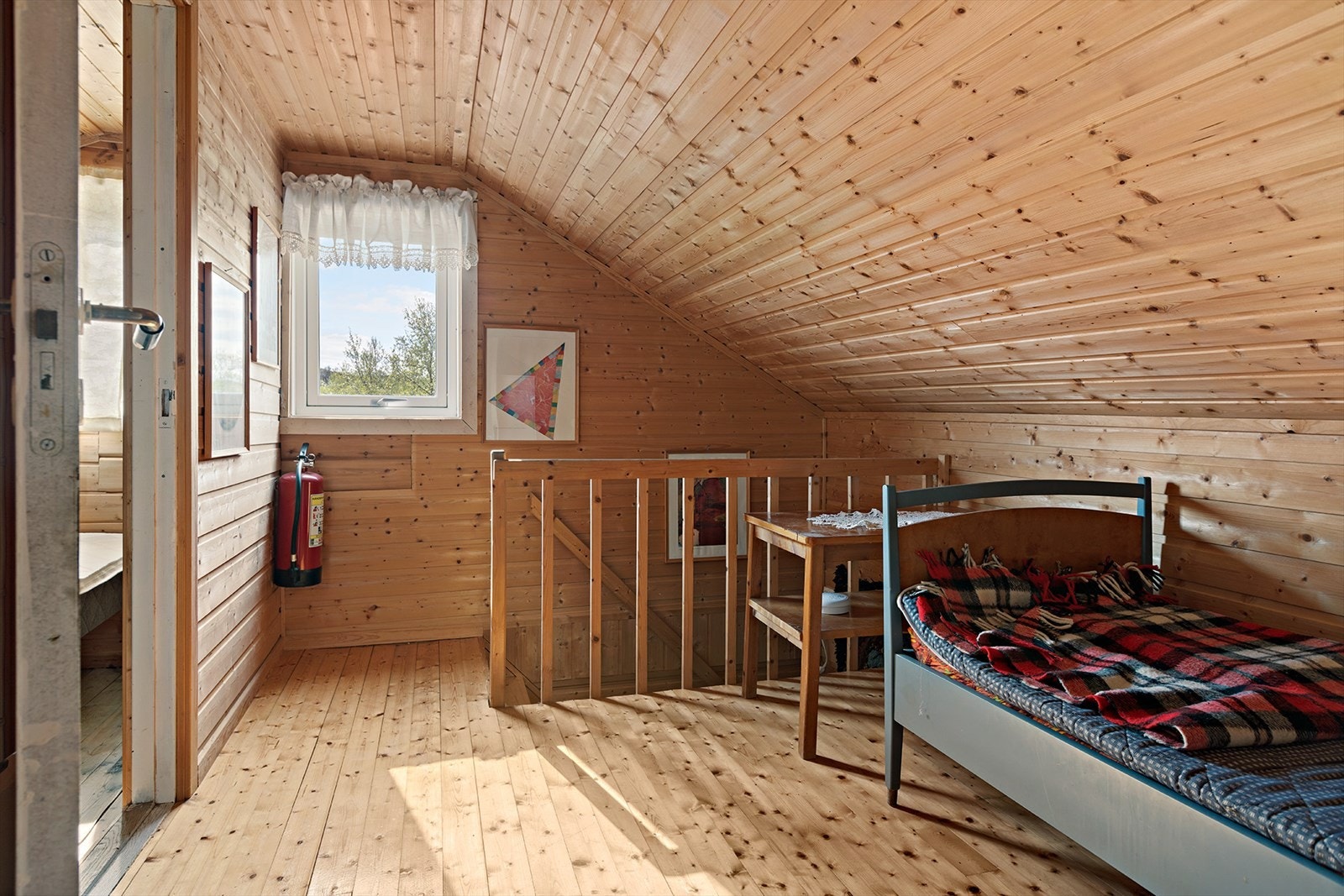 Det er 2 soverom i tillegg til at det er plass til seng i gangen Galleribilde