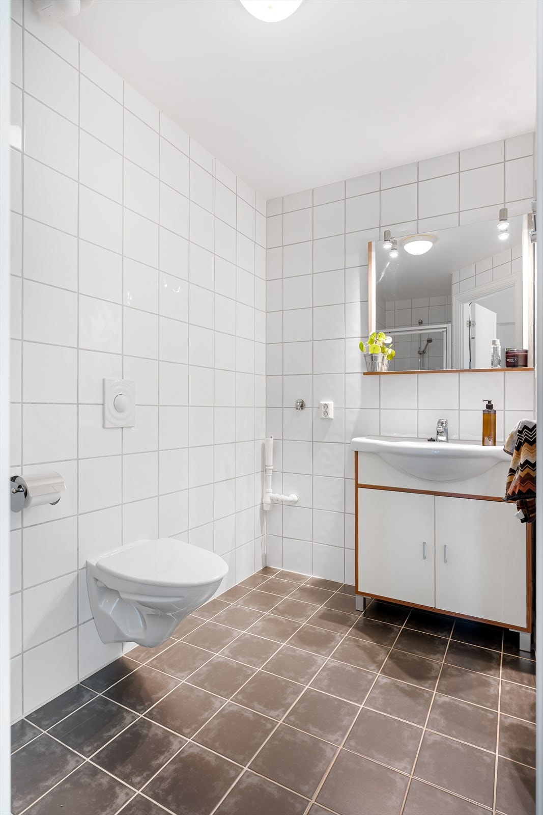 Badet er ca. 4,5 kvm. og har god plass til vaskemaskin og romslig innredning. Galleribilde