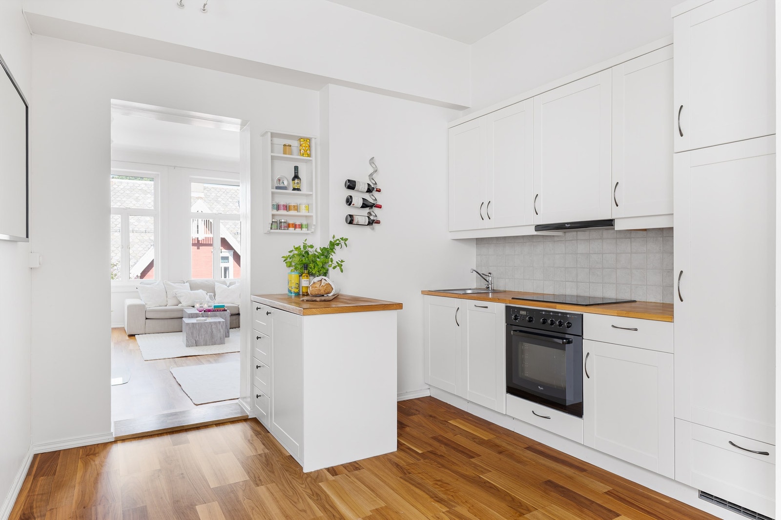 Kjøkkeninnredningen er godt utnyttet, og har integrert oppvaskmaskin, stekeovn, steketopp, kjøleskap og fryser. Galleribilde