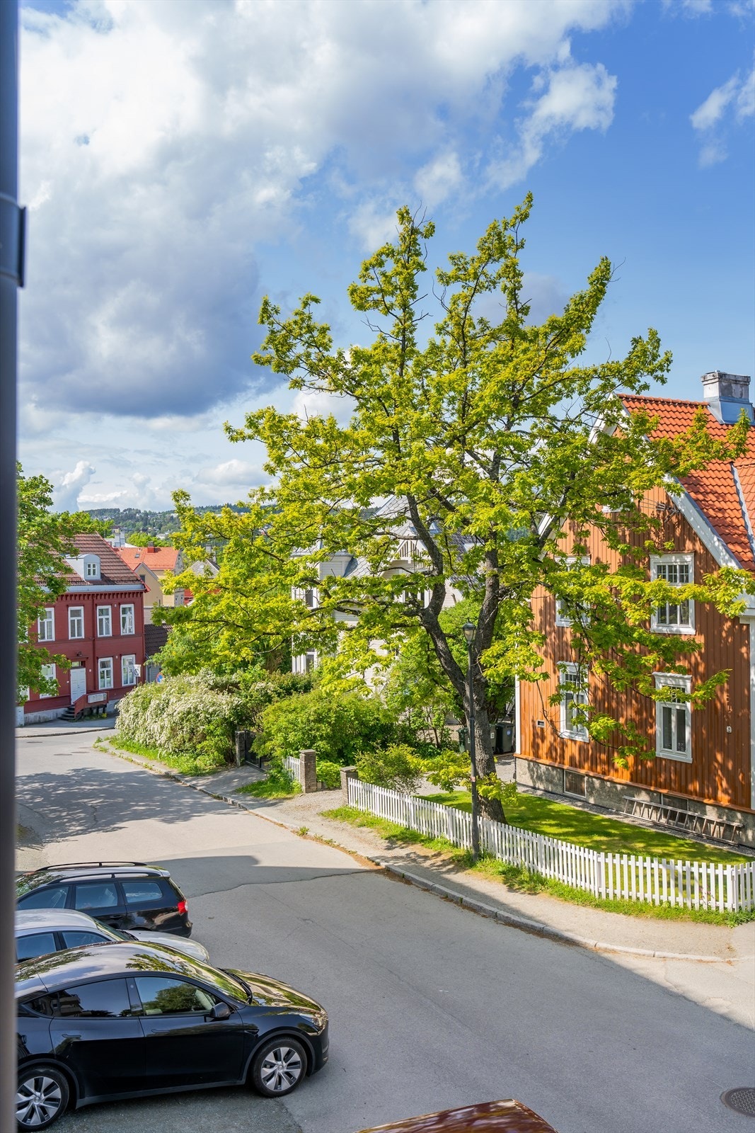 Fra stuevinduene er det en flott utsikt mot det ærverdige villastrøket på Singsaker. Galleribilde