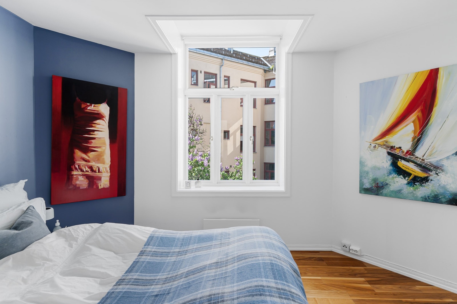 Soverommet har også de samme nydelige vinduene som resten av leiligheten. Galleribilde