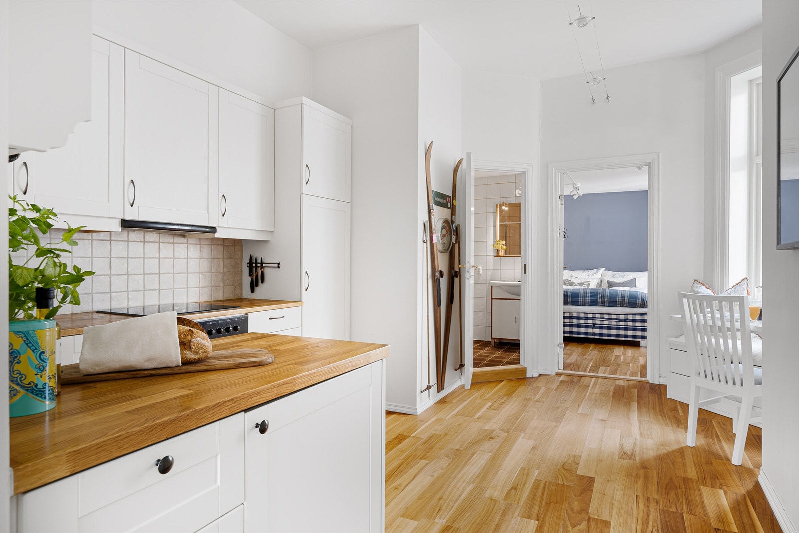 Fra kjøkkenet har du inngang til badet og soverommet. Galleribilde