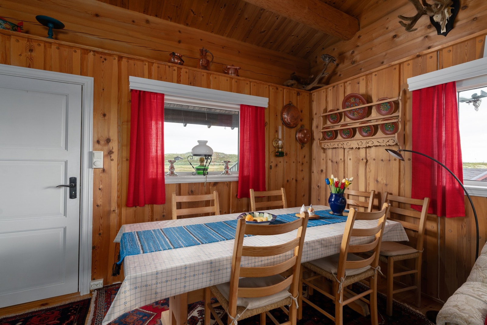 Fra stuen er det utgang til en romslig terrasse hvor sol og utsikt kan nytes til det fulle. Galleribilde