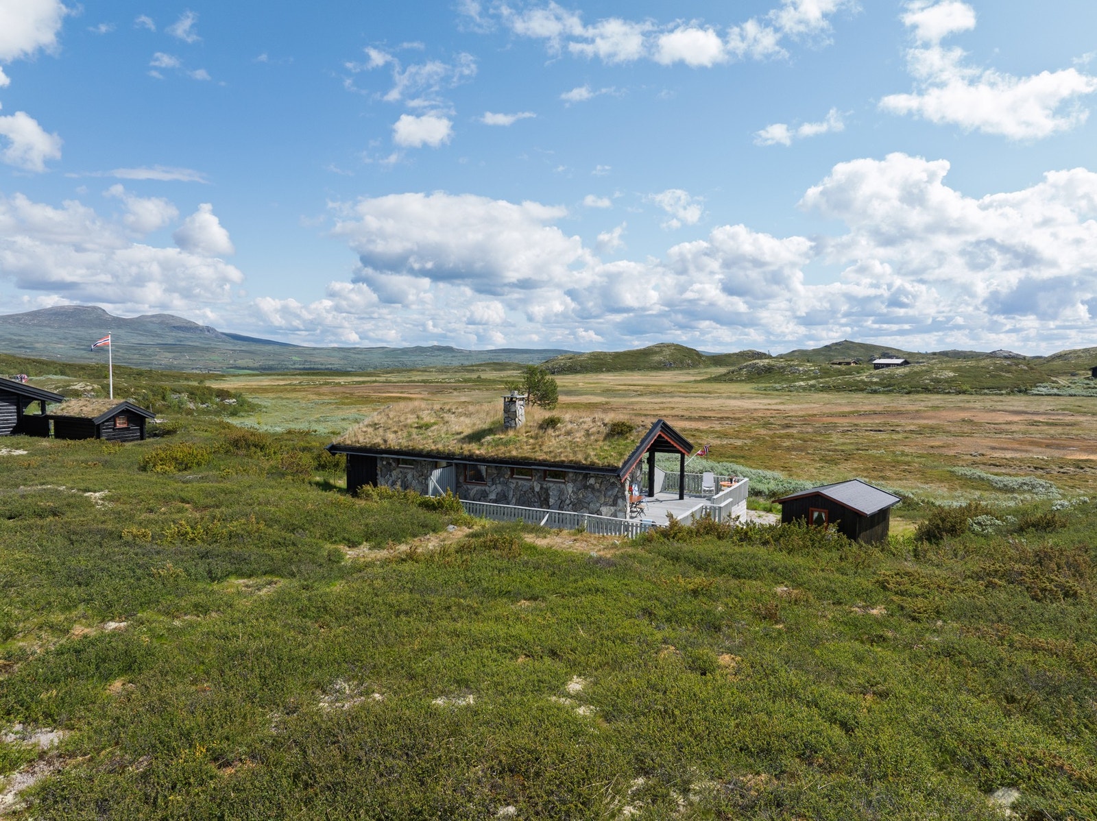 Hytta ligger midt i eventyrlig natur med langrennsløyper, sykkelstier, fiske- og bademuligheter samt flott turterreng som innbyr til aktive dager året rundt. Galleribilde