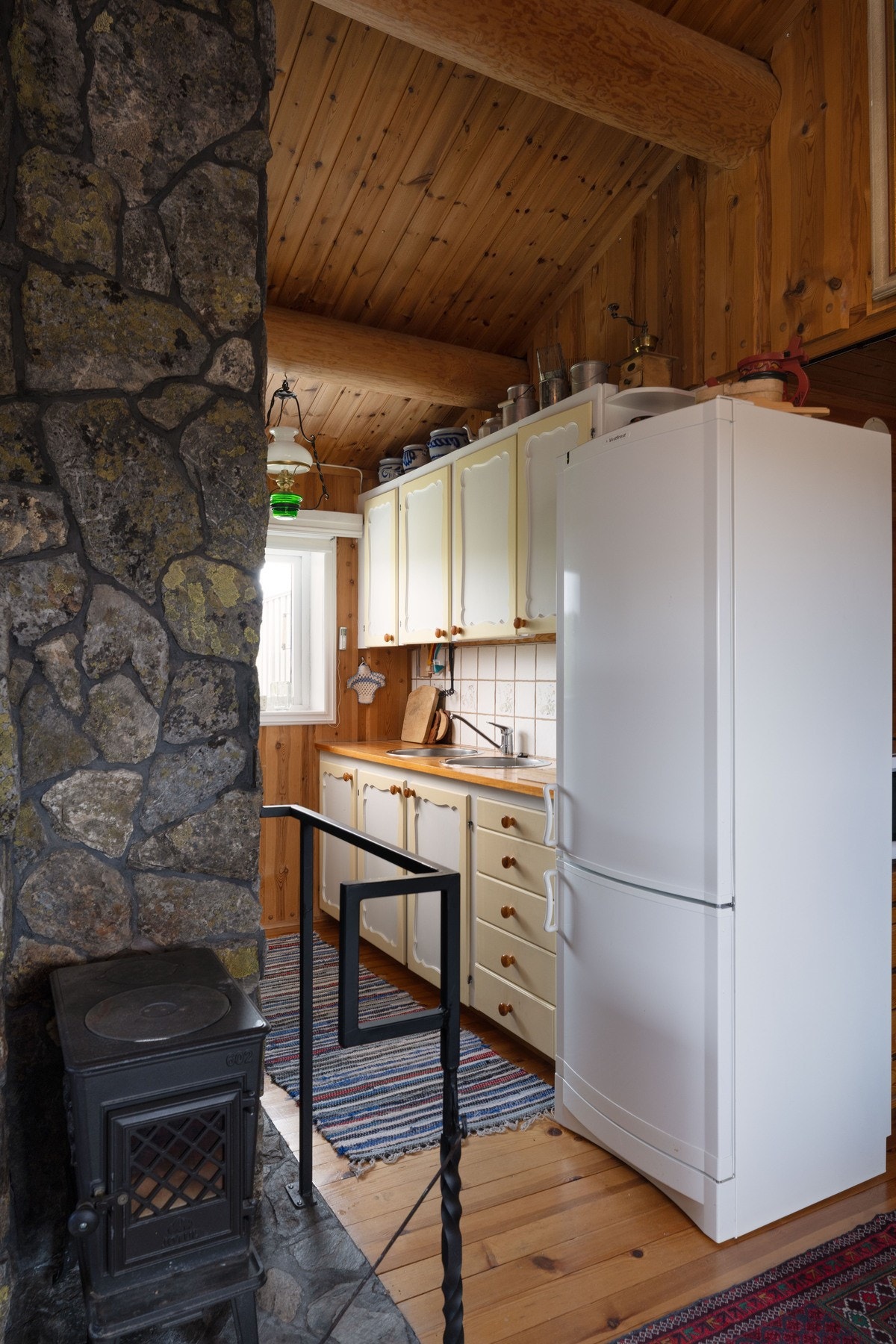 Kjøkkenet fremstår som både funksjonelt og innbydende, med en praktisk innredning som kombinerer stil og brukervennlighet. Galleribilde