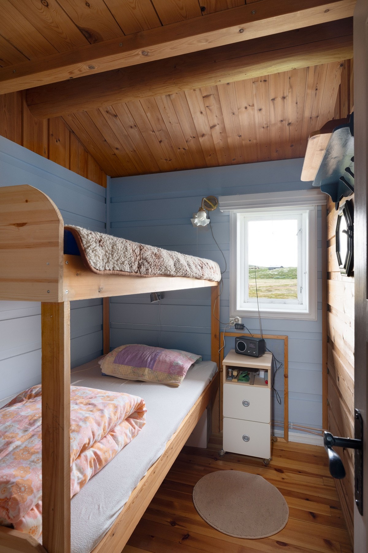 Hytta har to praktiske soverom. Her er det god plass til enkelt seng eller køyeseng. Galleribilde