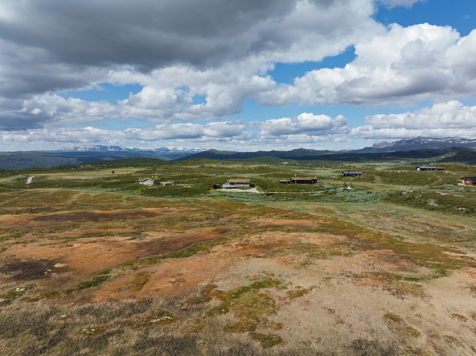 Nærområdet består av et vilt og vakkert terreng beliggende ved snaufjell og vidder, bjørkeskog, urskog, myrer og fjellvann. Galleribilde