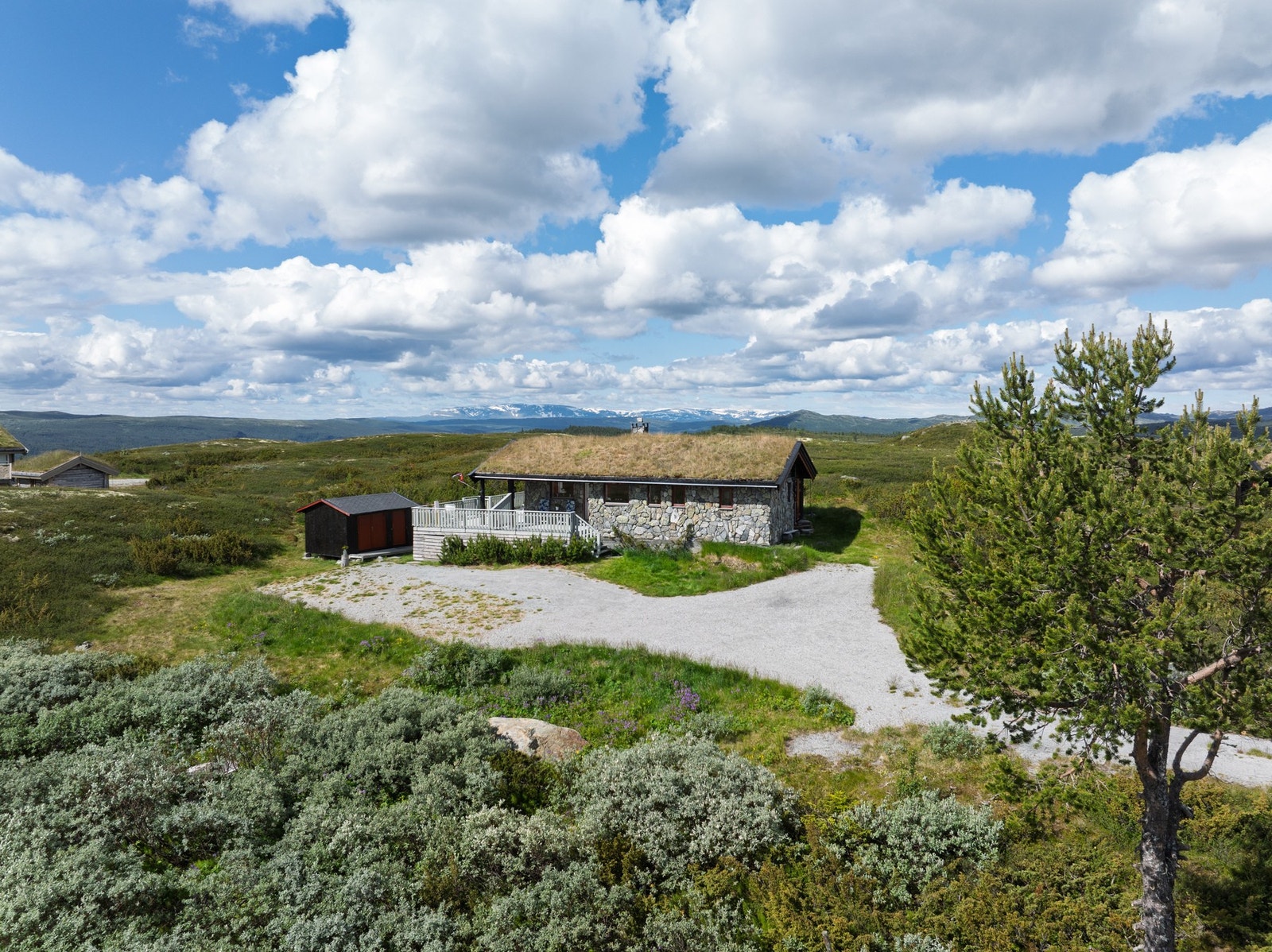 Det er gode parkeringsmuligheter for flere biler i gårdsplass. Galleribilde