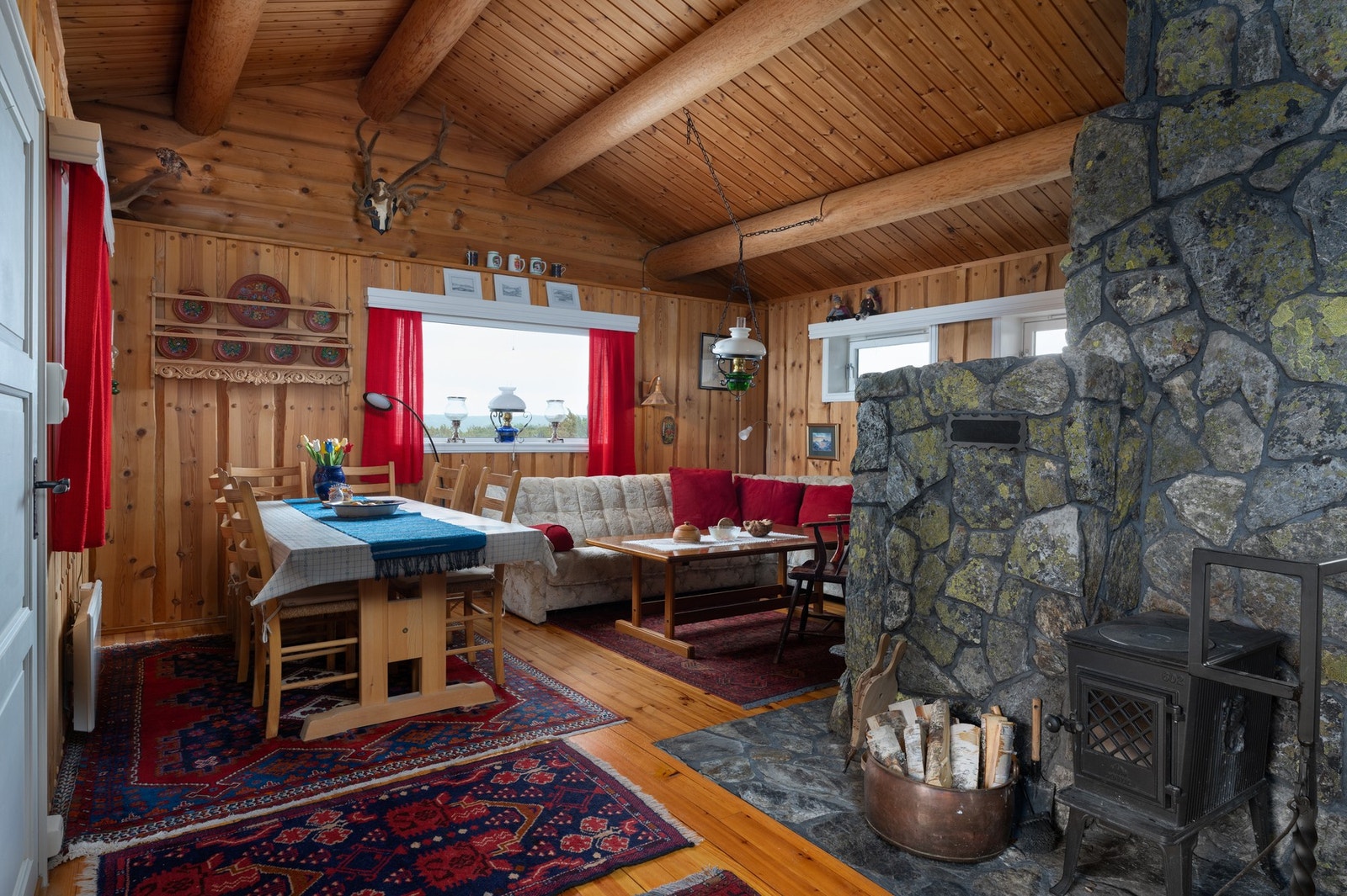 Inne i hytta blir du møtt av en hyggelig atmosfære. Galleribilde