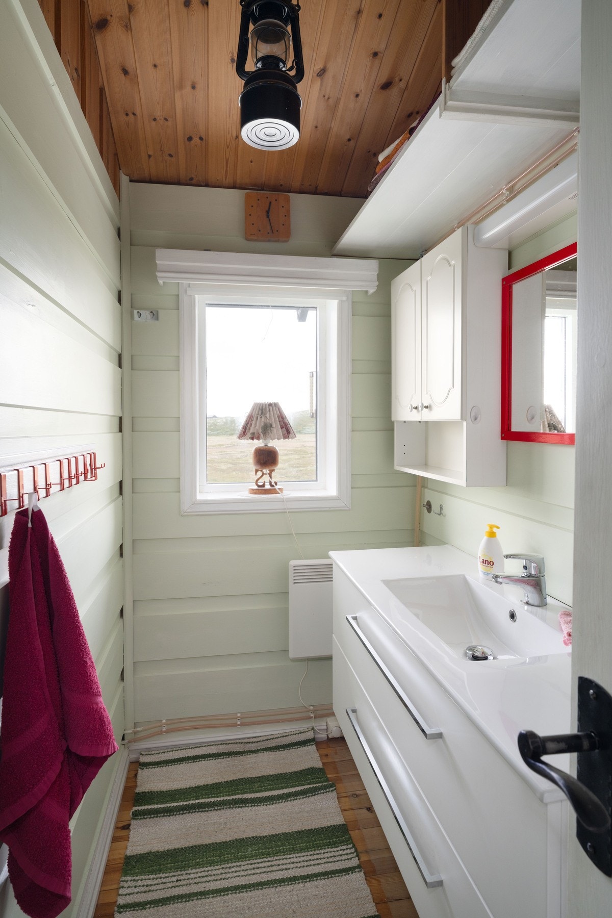 Toalettrommet fremstår som både praktisk og sjarmerende, med gulv belagt i slitesterkt belegg og vegger kledd i trepanel som gir en lun og rustikk atmosfære. Galleribilde