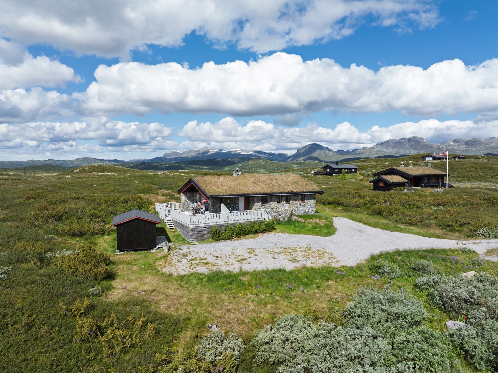 Fra Svarthamar kan du nå små og store topper - som Bleste (1077) og Storhovda. Galleribilde