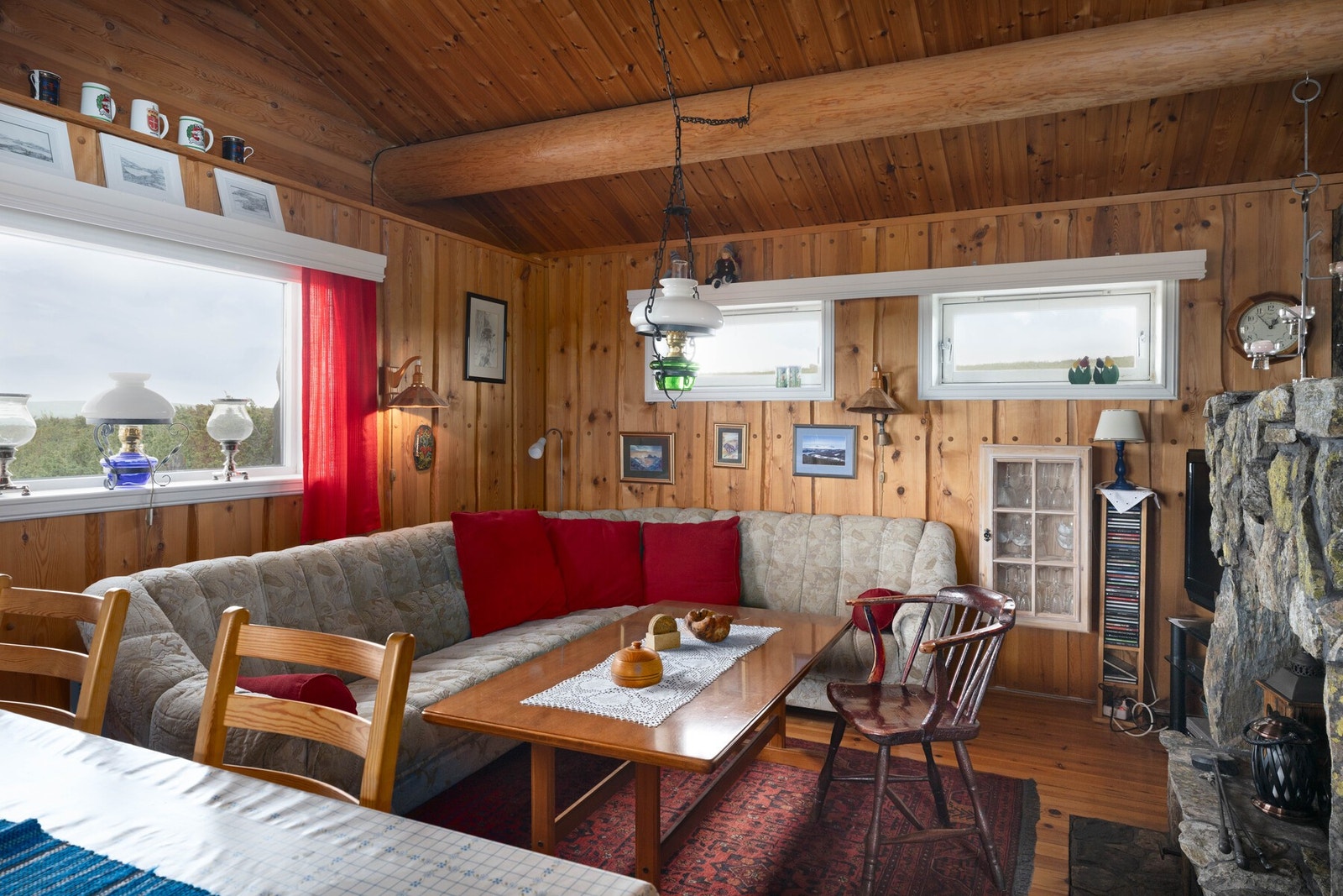 Stuen kan enkelt innredes med både sofagruppe og spisegruppe. Galleribilde