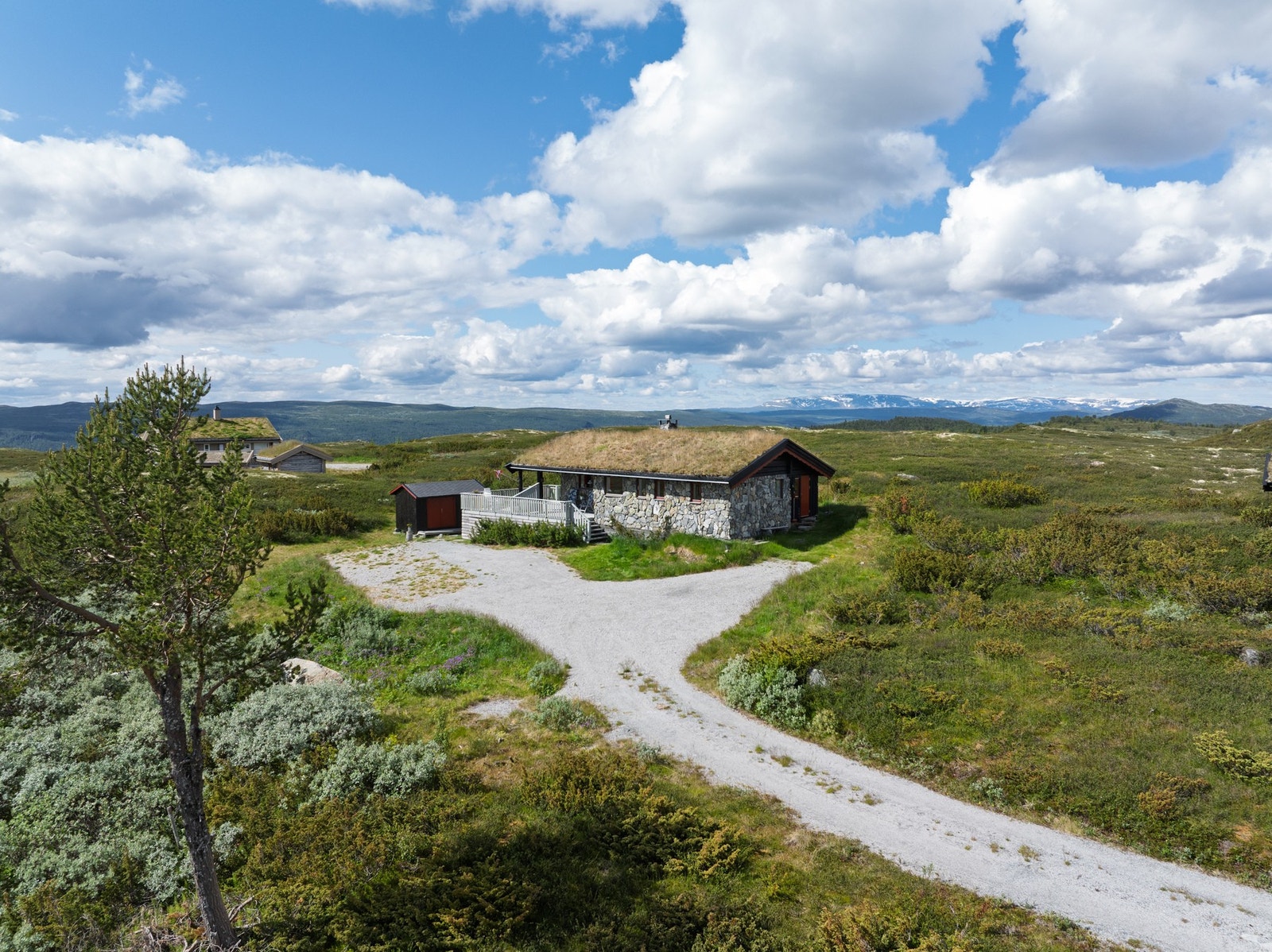 Velkommen til Øvre Svarthamar 22 - en innbydende fritidsbolig som byr på naturskjønne omgivelser sommer som vinter. Galleribilde