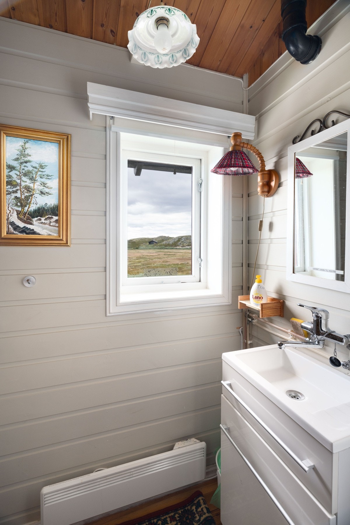 Rommet er utstyrt med toalett, samt en enkel servant med skuffer under som gir nyttig oppbevaringsplass til småting du ønsker å ha lett tilgjengelig. Galleribilde