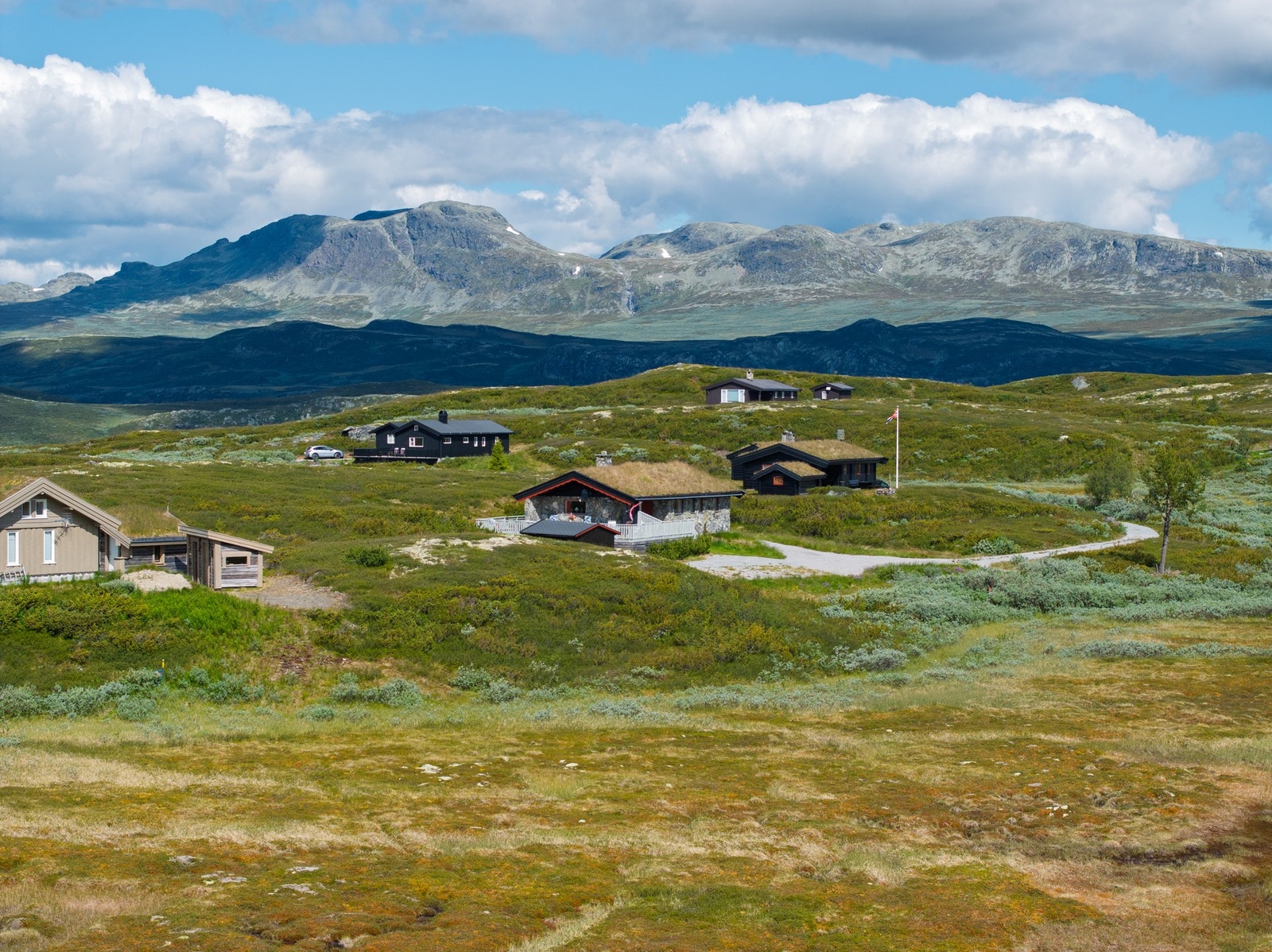 Her kan man sitte på terrassen og nyte solrike dager og nyte den flotte utsikten mot Hallingskarvet og fjellene omkring. Galleribilde