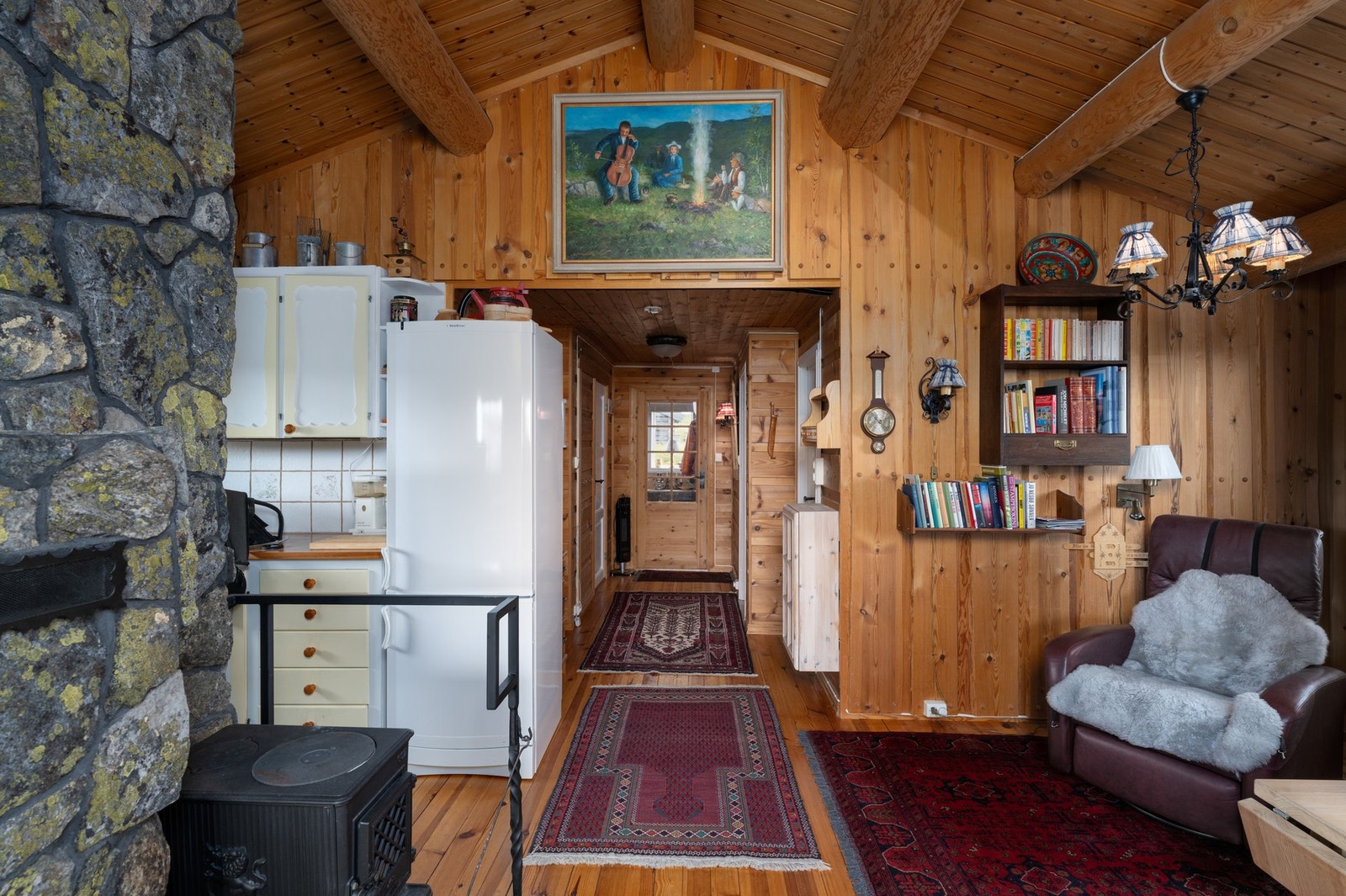 Hytta blir varmet opp av peis og panelovner. Galleribilde