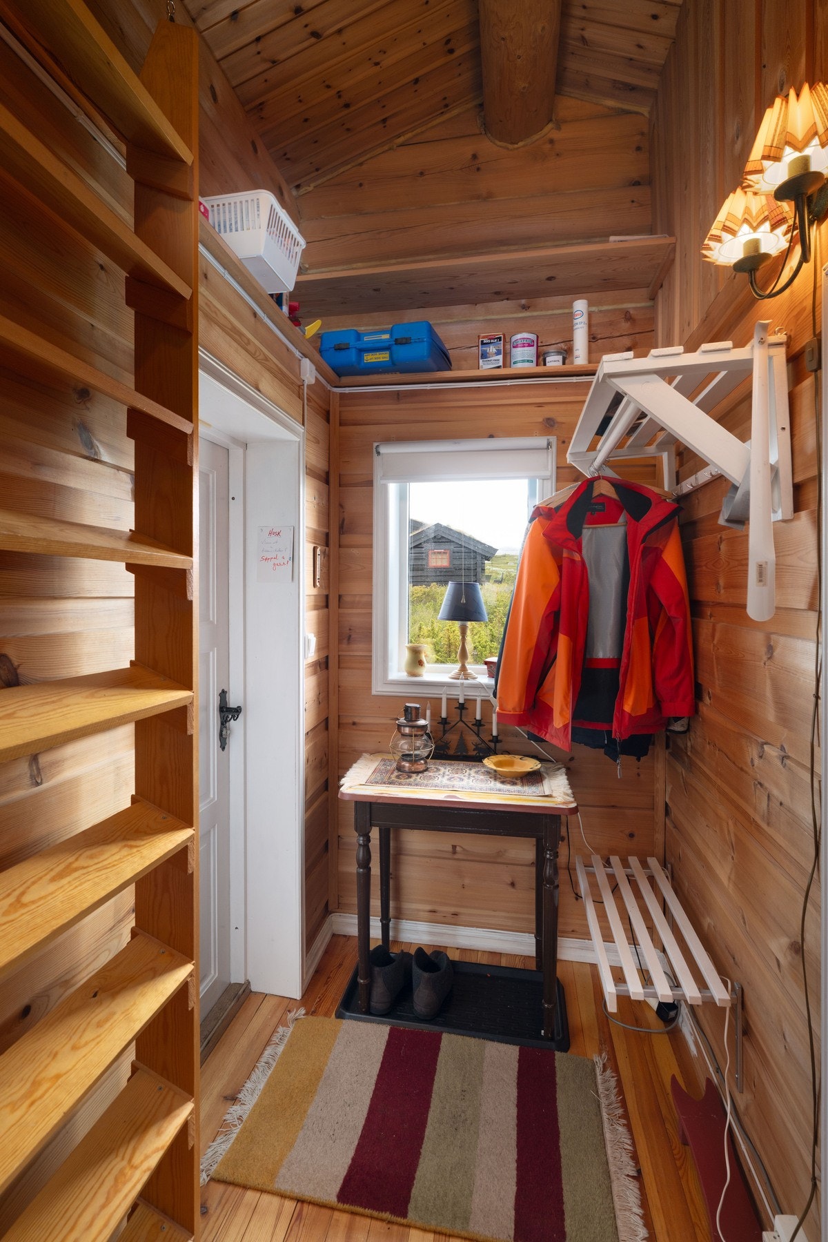 Fritidsboligen har en hyggelig entre med trapp opp til hems. Galleribilde