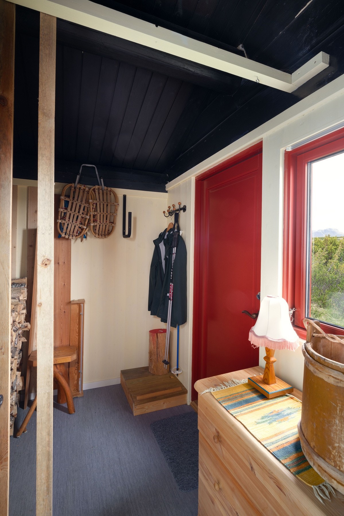 Innvendig bod som gir rikelig med oppbevaringsplass til skiutstyr, yttertøy m.m. Galleribilde