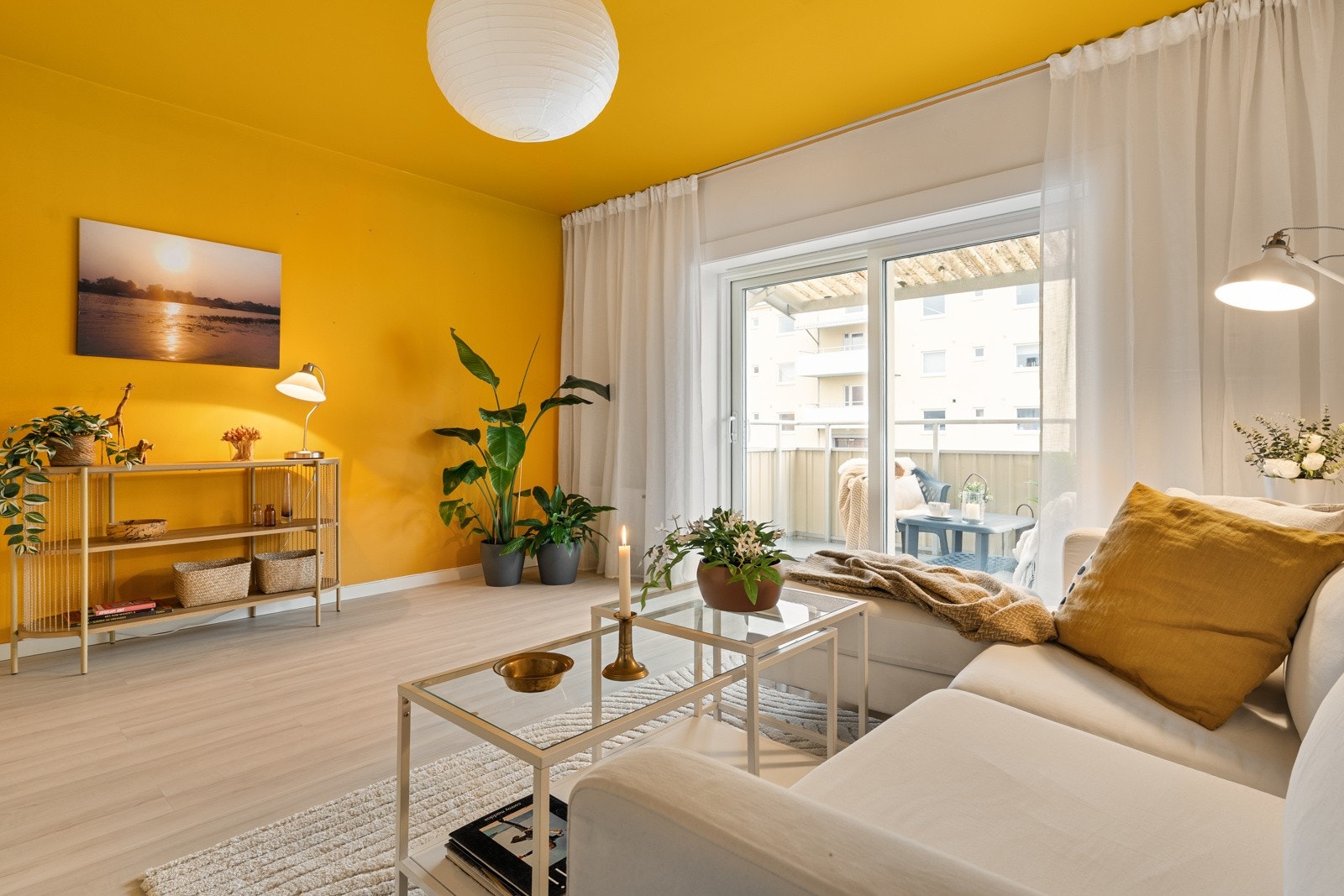 Leilighetens sosiale sone fremstår moderne, med tidsriktige detaljer og en svært god utforming. Galleribilde