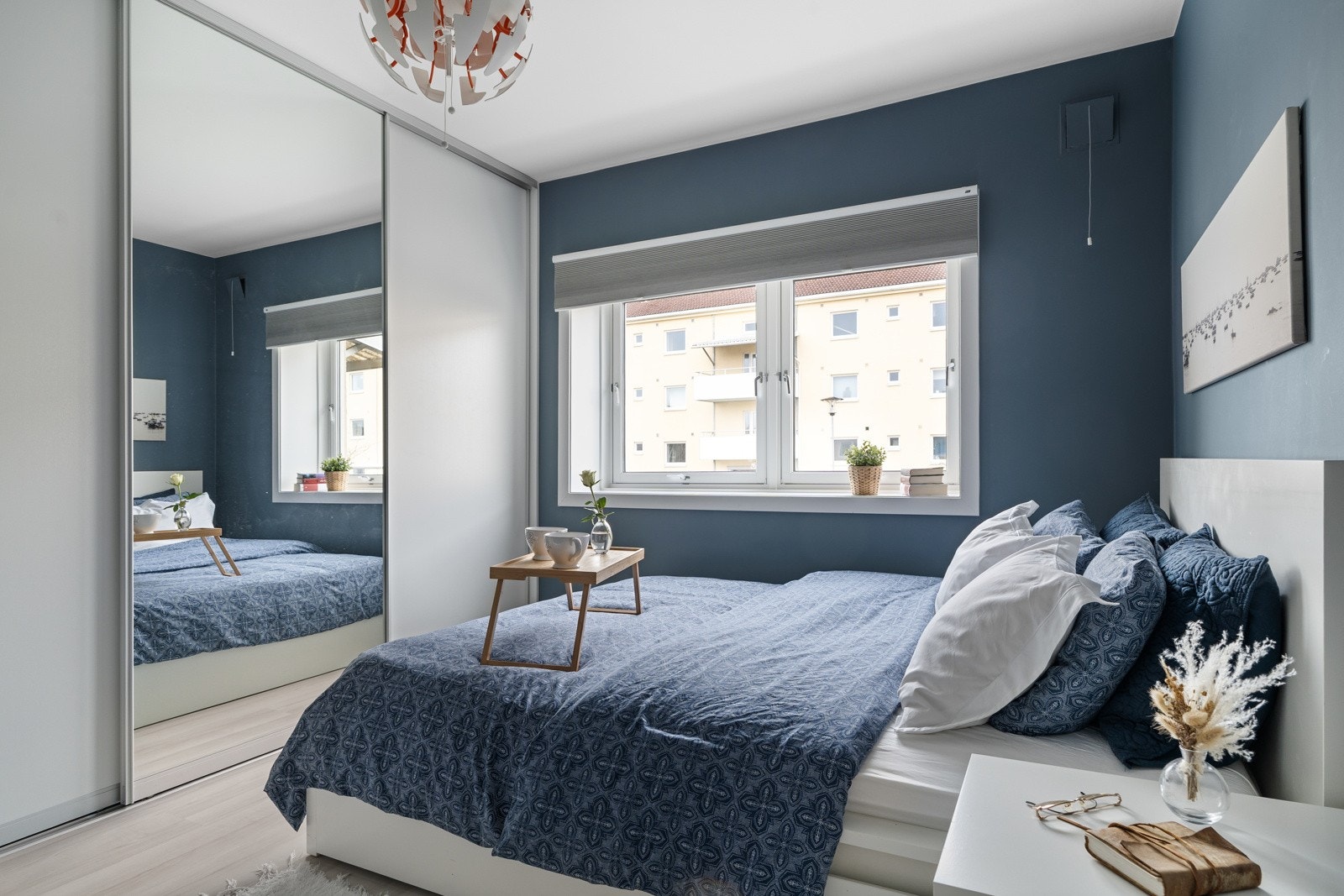 Soverommet har en stor integrert skyvedørsgarederobe med speilfront. Galleribilde